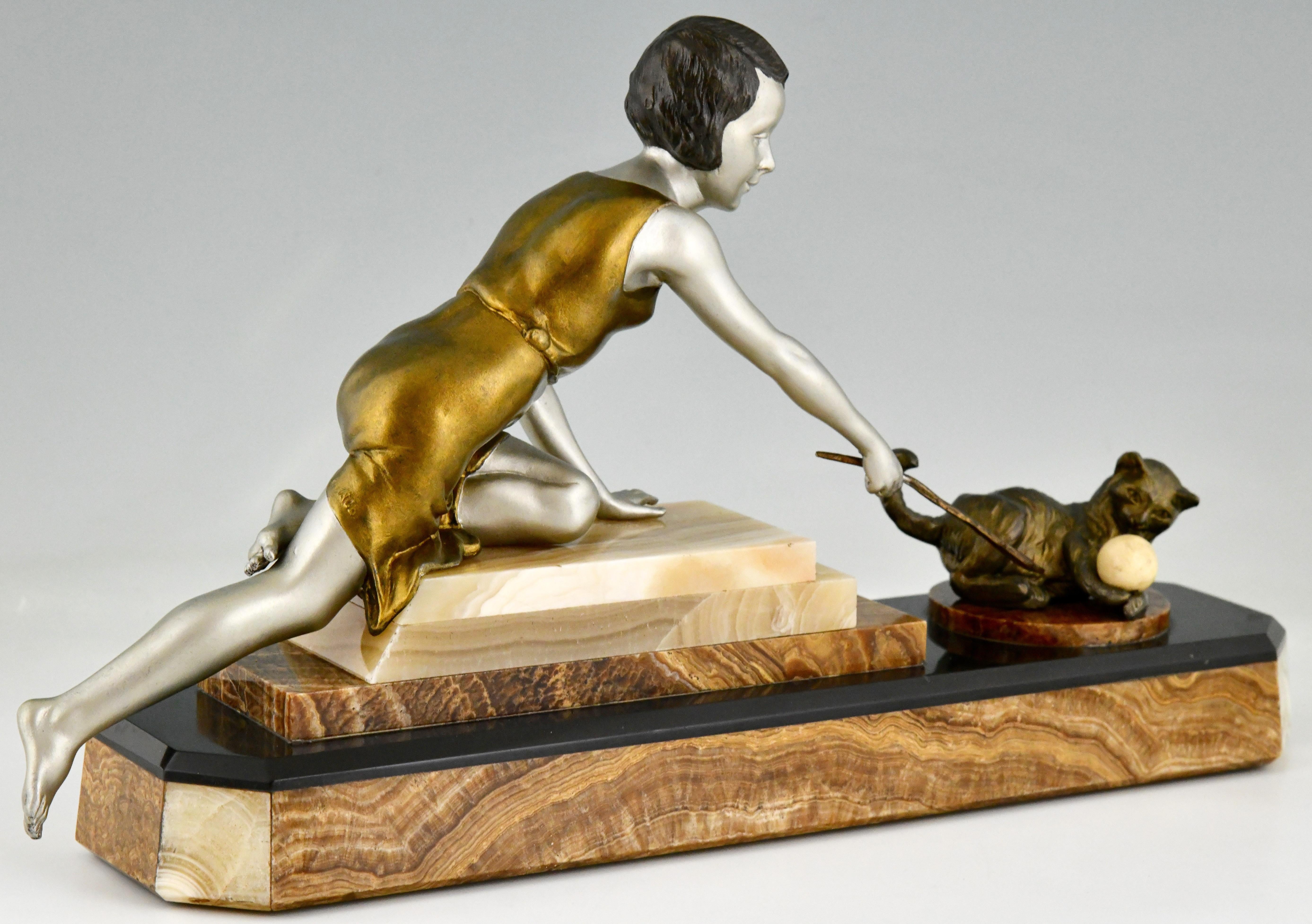 Sculpture Art déco d'une fille jouant avec un chat par Uriano France 1930 2