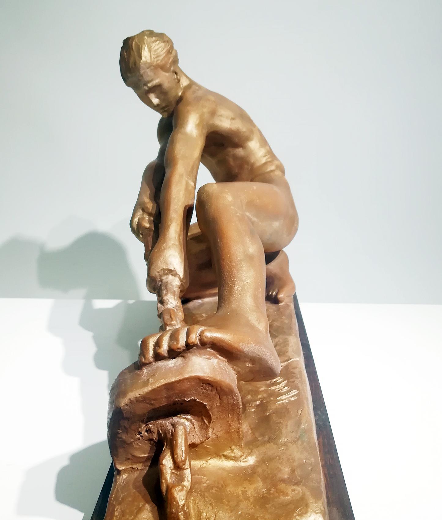 Sculpture Art déco en terre cuite représentant un jeune homme athlétique tirant une corde, signée par l'artiste français Alexandre Kelety.
Monté sur une base en bois.
Dimensions de la base en bois : H 3 cm x L 46 cm x P 14,5 cm.
Dimensions de
