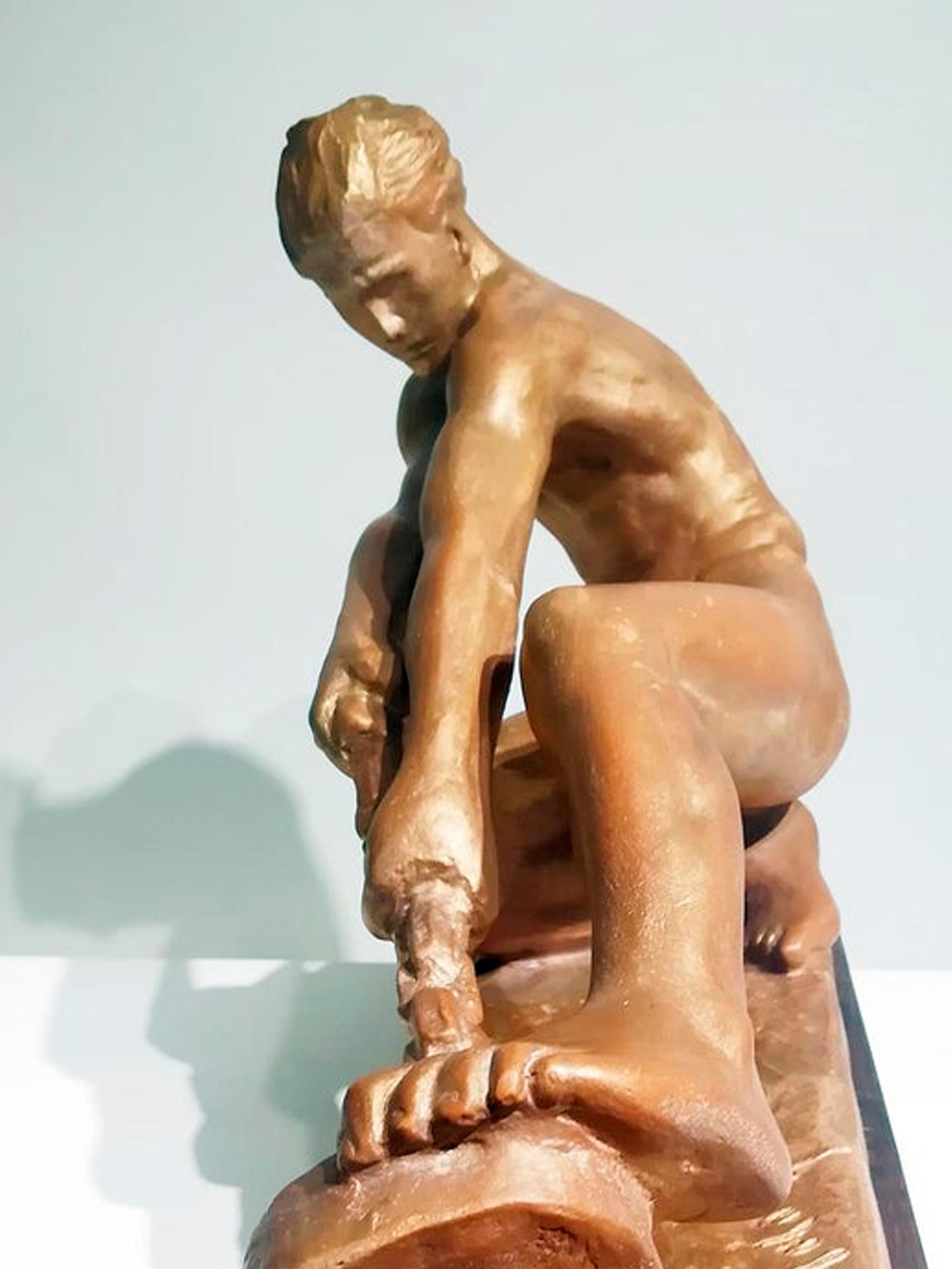 Terracotta Scultura Art Deco di un uomo che tira una corda, firmata 