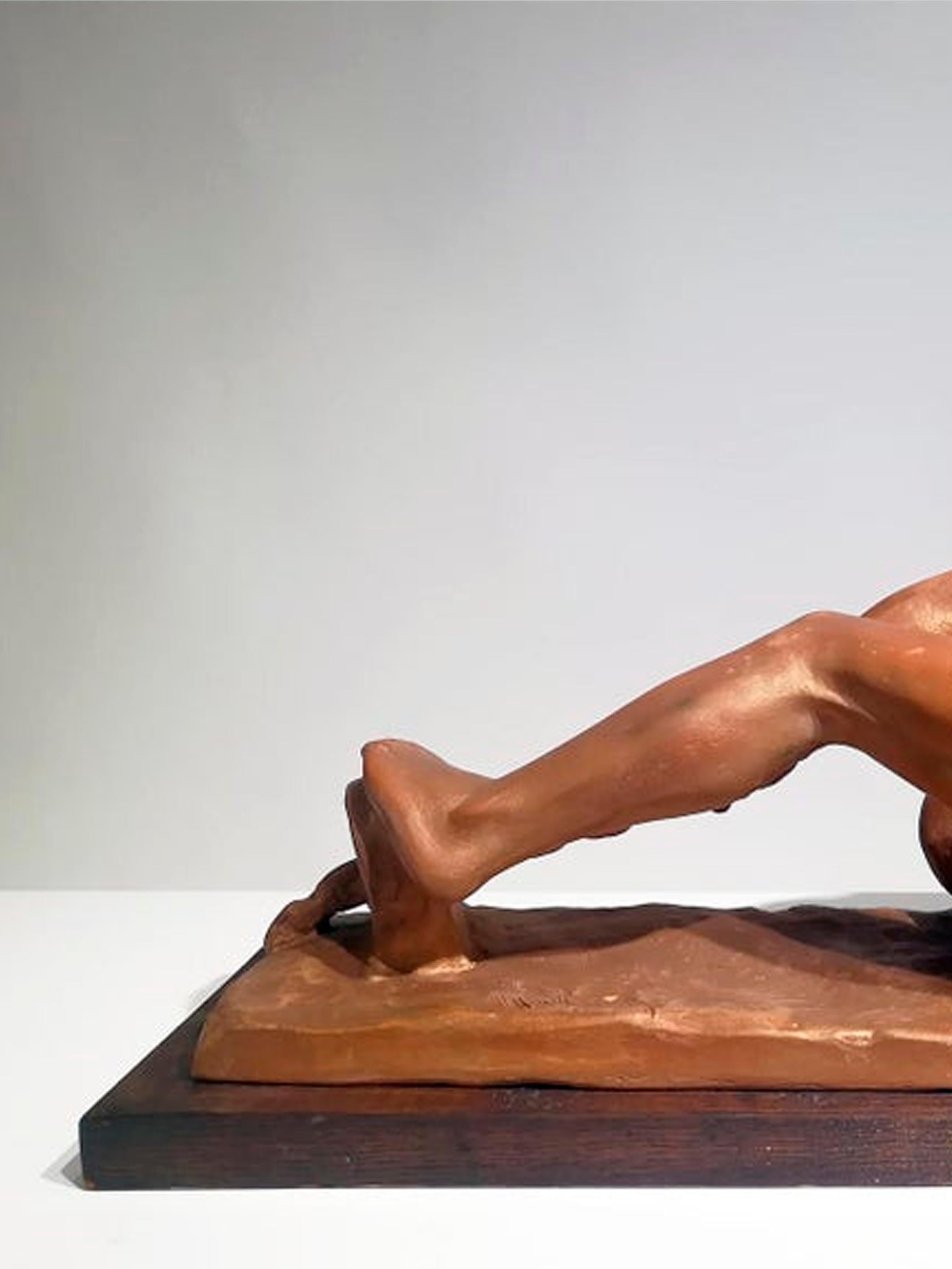 Scultura Art Deco di un uomo che tira una corda, firmata 