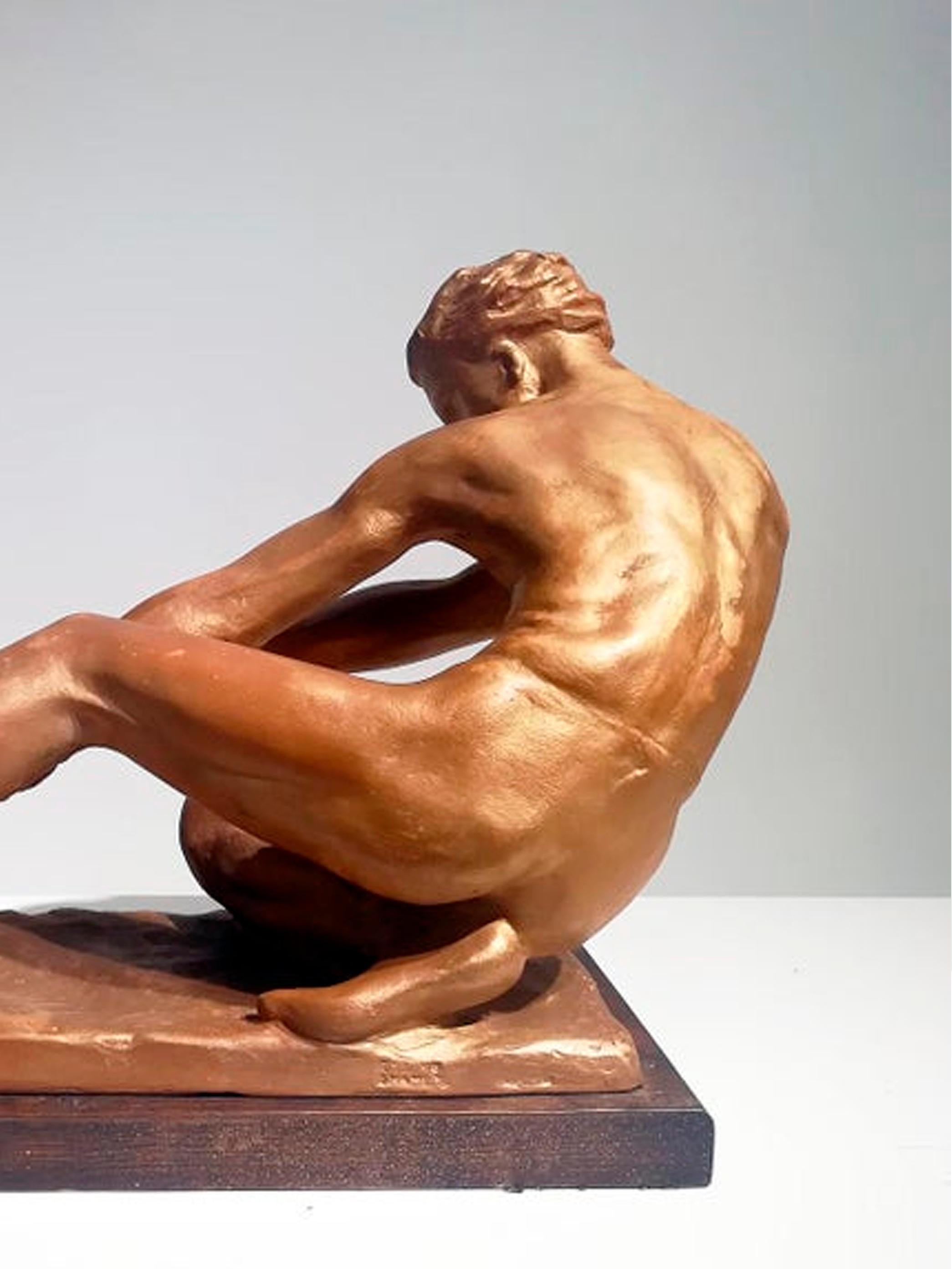 Scultura Art Deco di un uomo che tira una corda, firmata 