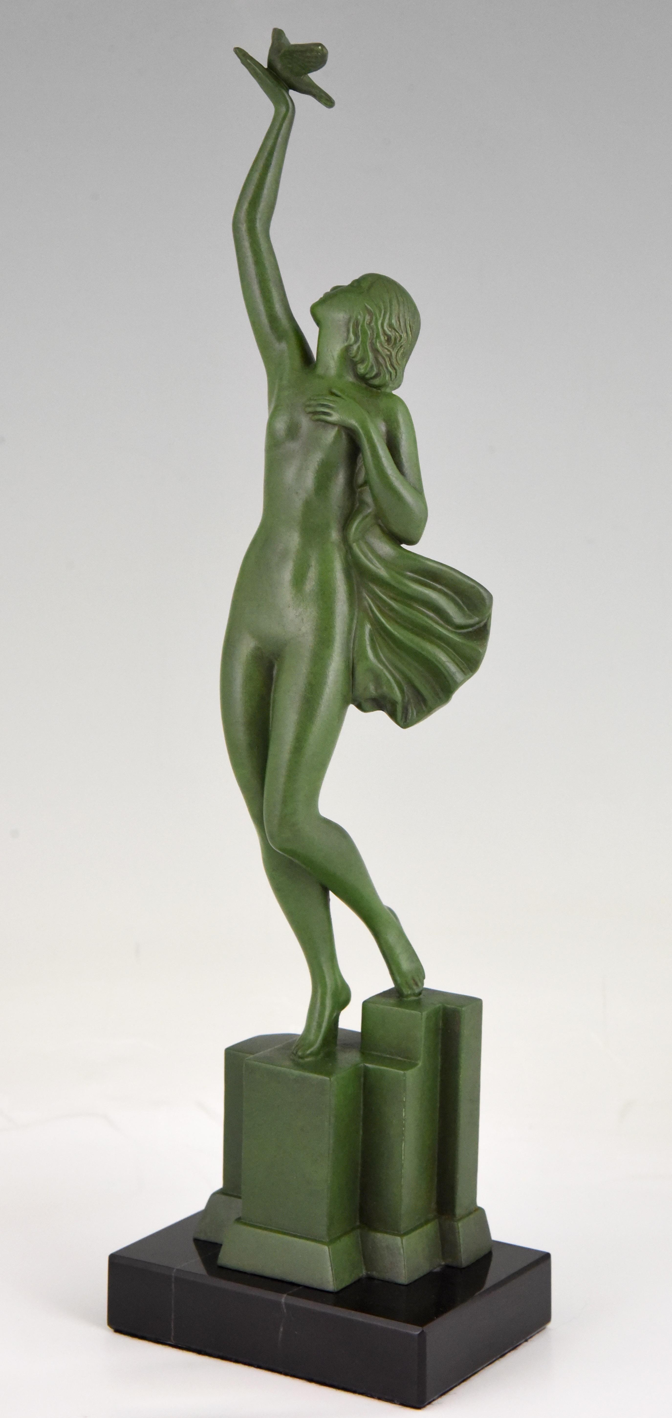 Botschaft der Liebe, Art Deco Skulptur eines Aktes, der eine Taube hält, signiert Fayral, Pseudonym von Pierre Le Faguays. Frankreich 1930.
Patiniertes Kunstmetall auf schwarzem Marmorsockel. 

Literatur:
