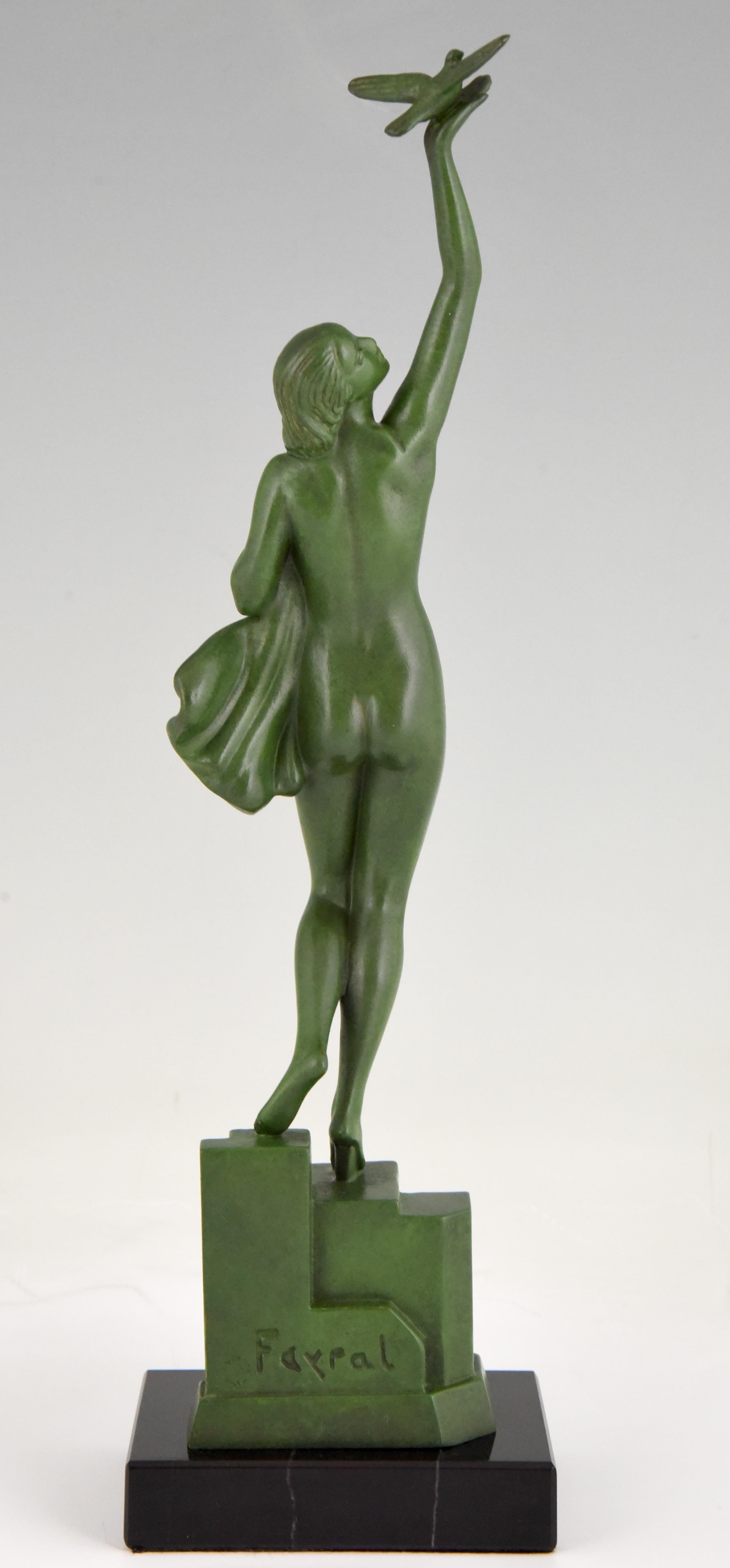 Art-Déco-Skulptur eines Akts mit Taube Fayral Pierre Le Faguays, Frankreich, 1930 (Patiniert)