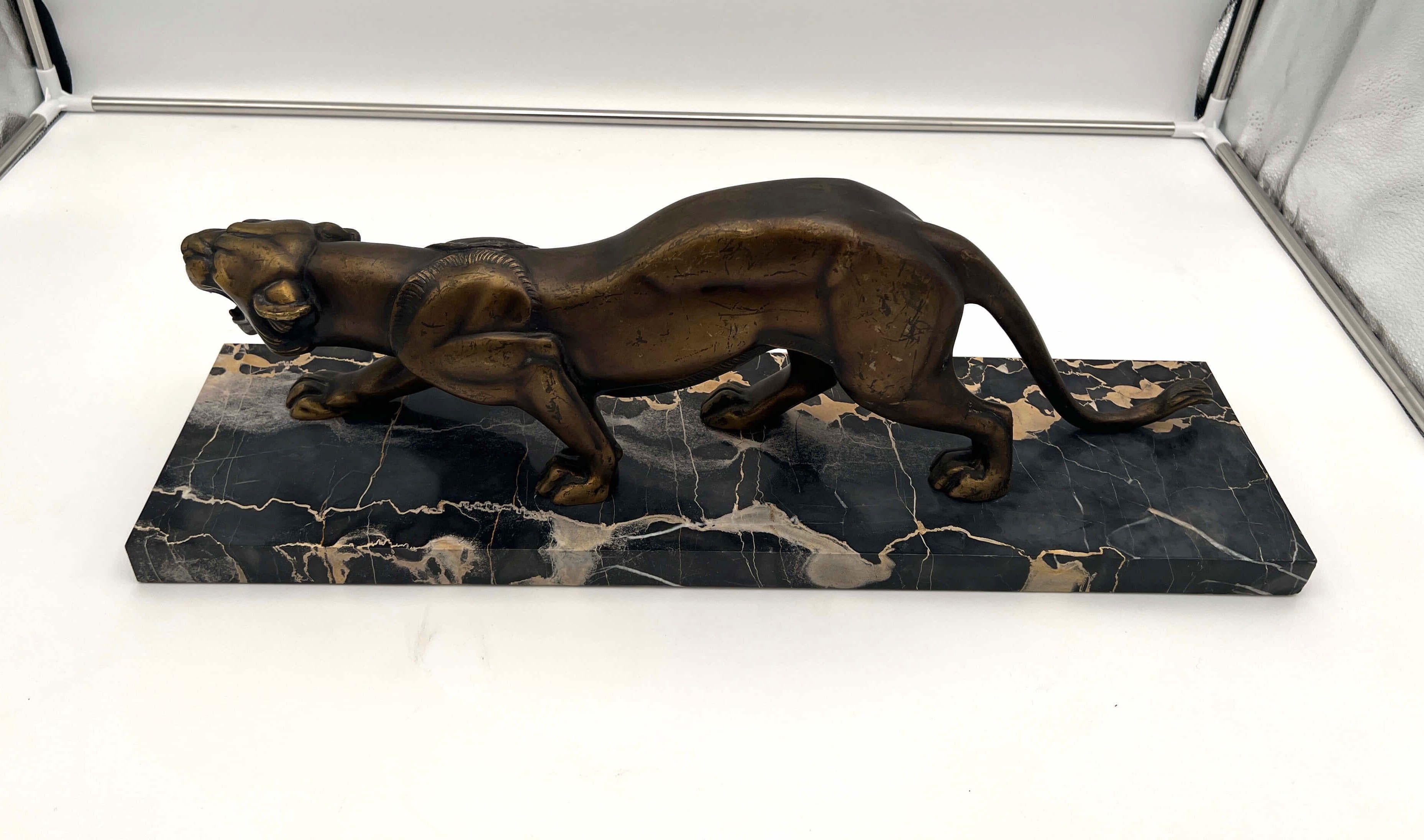 Art Deco Sculpture of a Panther, Bronze Cast, Marble, France circa 1930 In Fair Condition For Sale In Regensburg, DE
