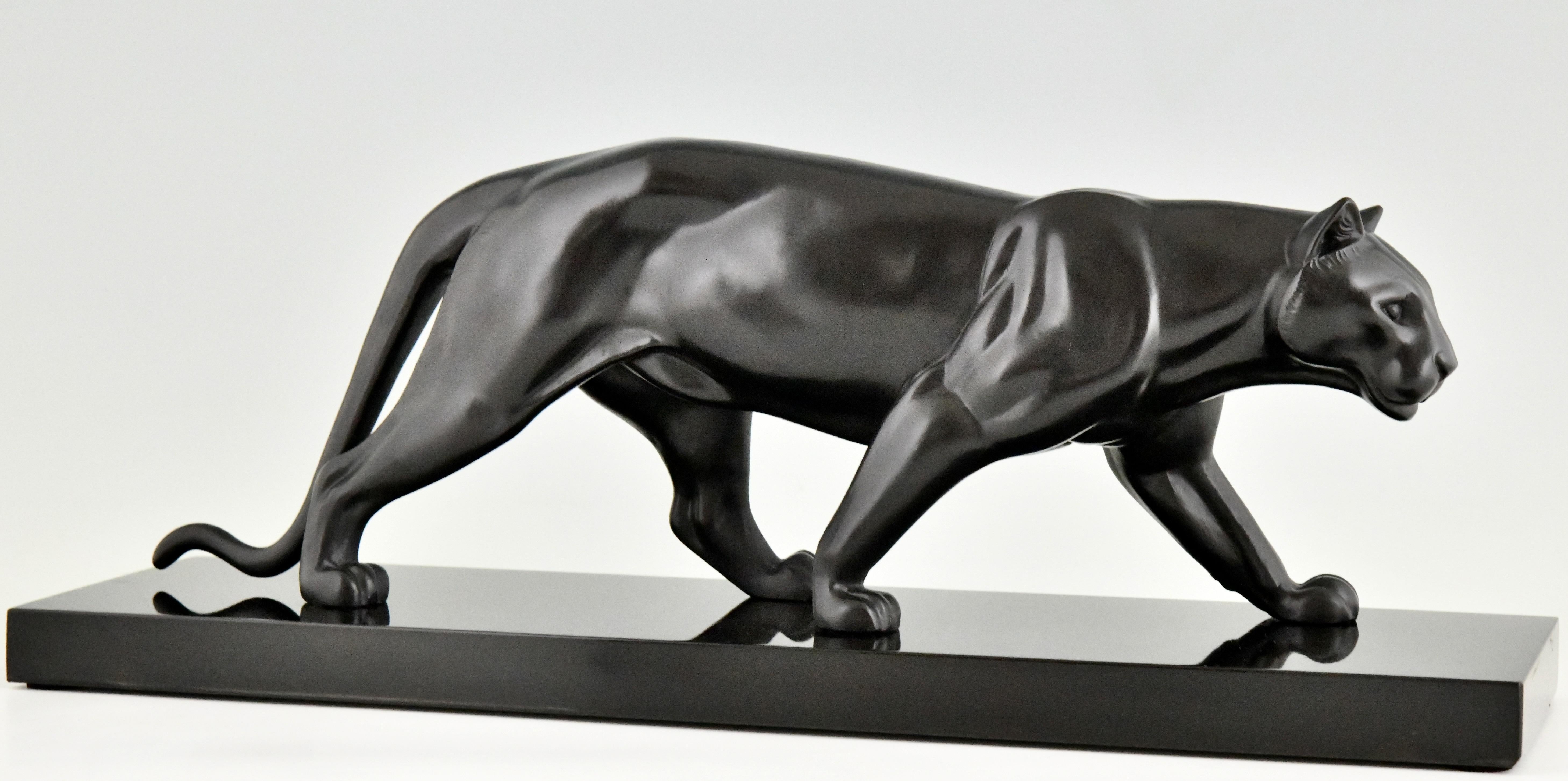 Art Deco sculpture of a panther by M. Leducq.
Patinated Art metal on a Belgian marble base. 
France 1930.