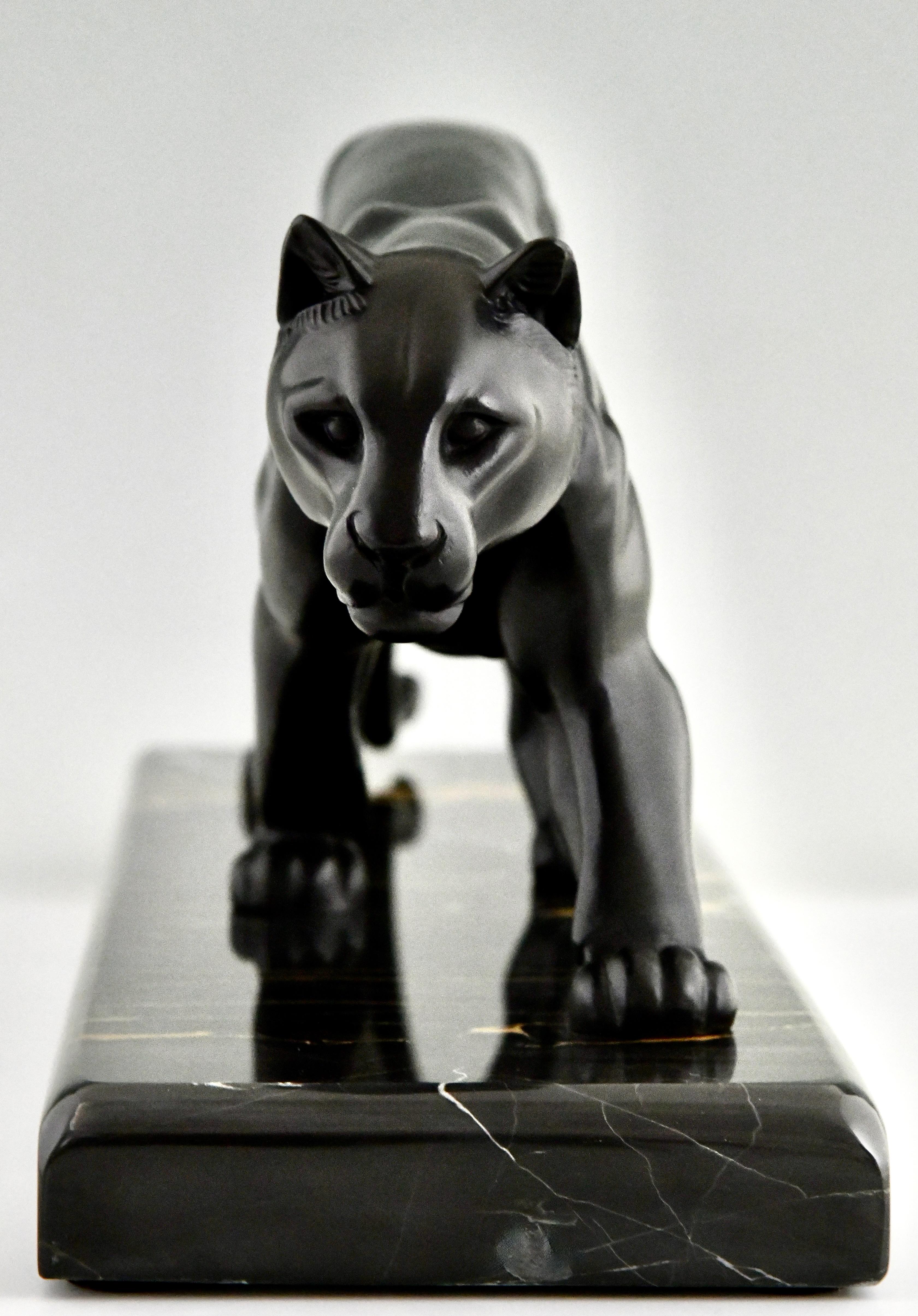 Art Deco sculpture of a panther by M. Leducq, France 1930 In Good Condition For Sale In Antwerp, BE