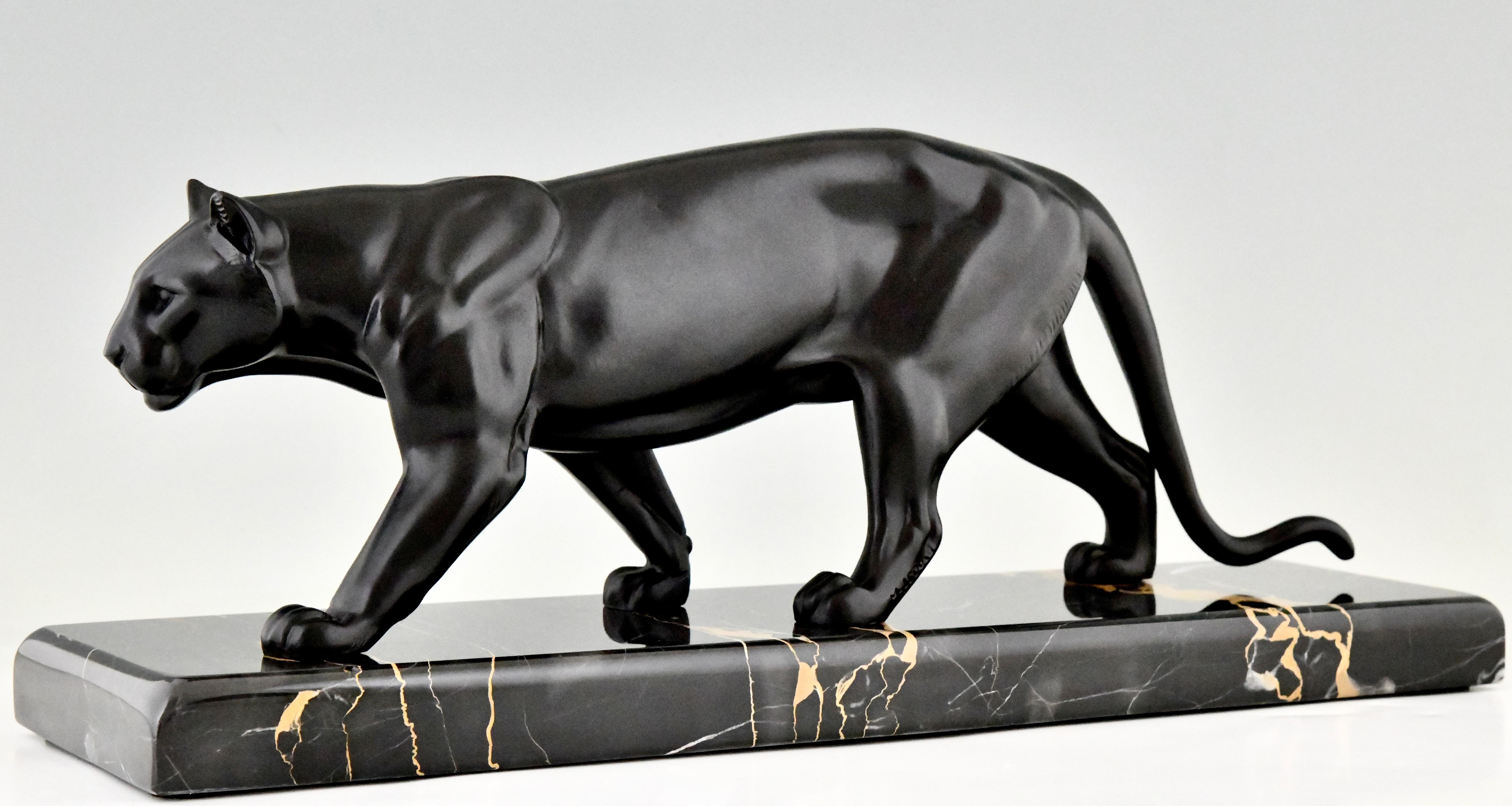 Mid-20th Century Art Deco sculpture of a panther by M. Leducq, France 1930 For Sale