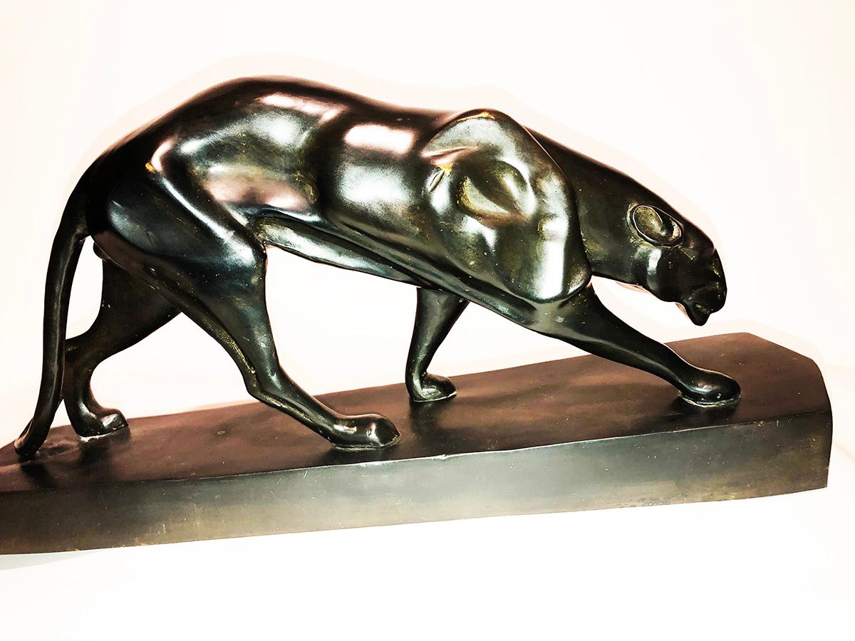 Große, schwarz patinierte Art-Déco-Skulptur eines marschierenden Panthers.
    