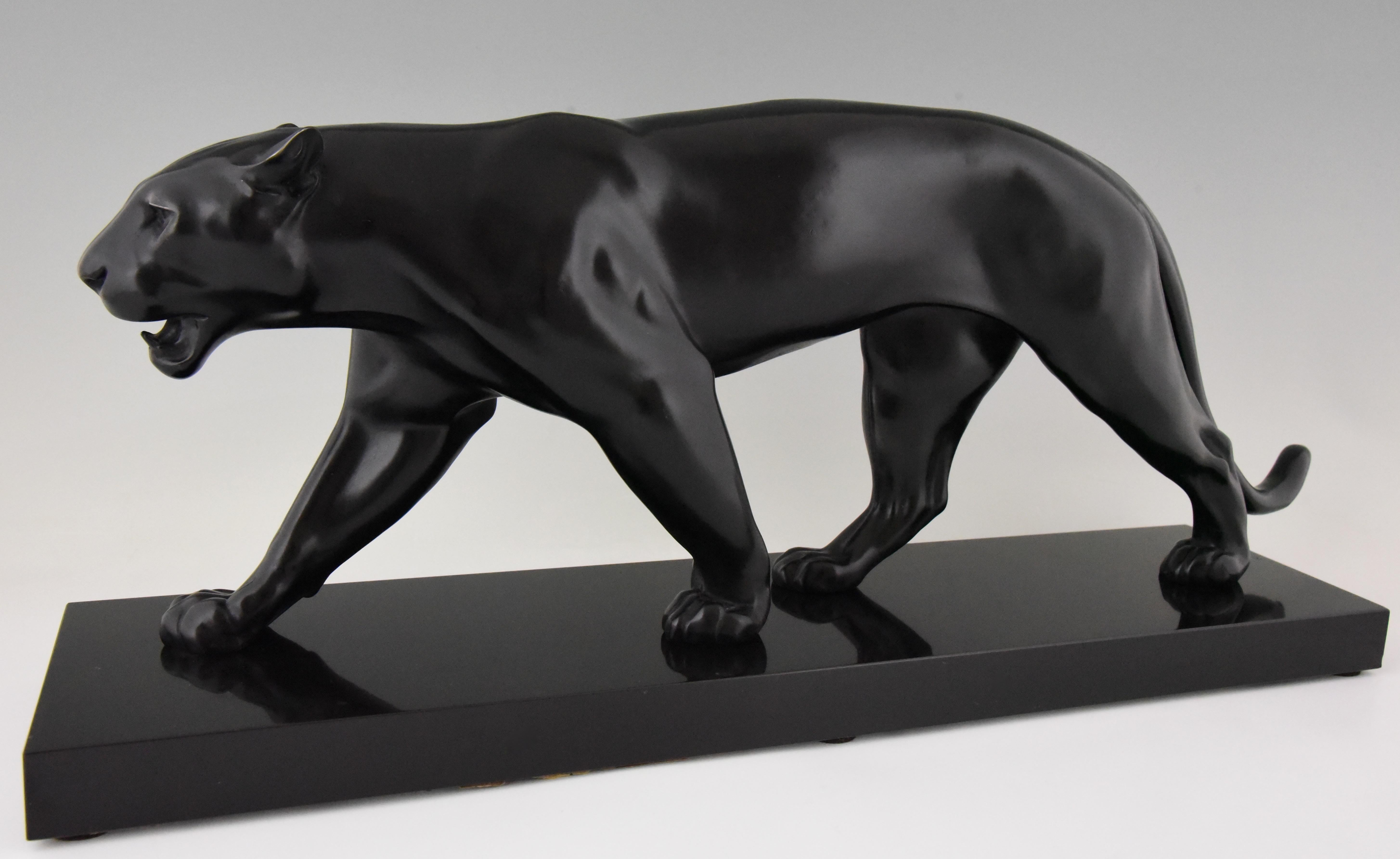 Baghera:: belle grande sculpture Art déco d'une panthère marchant:: réalisée par le célèbre artiste français Max Le Verrier. Métal d'art à patine noire sur une base en marbre noir belge:: vers 1930.