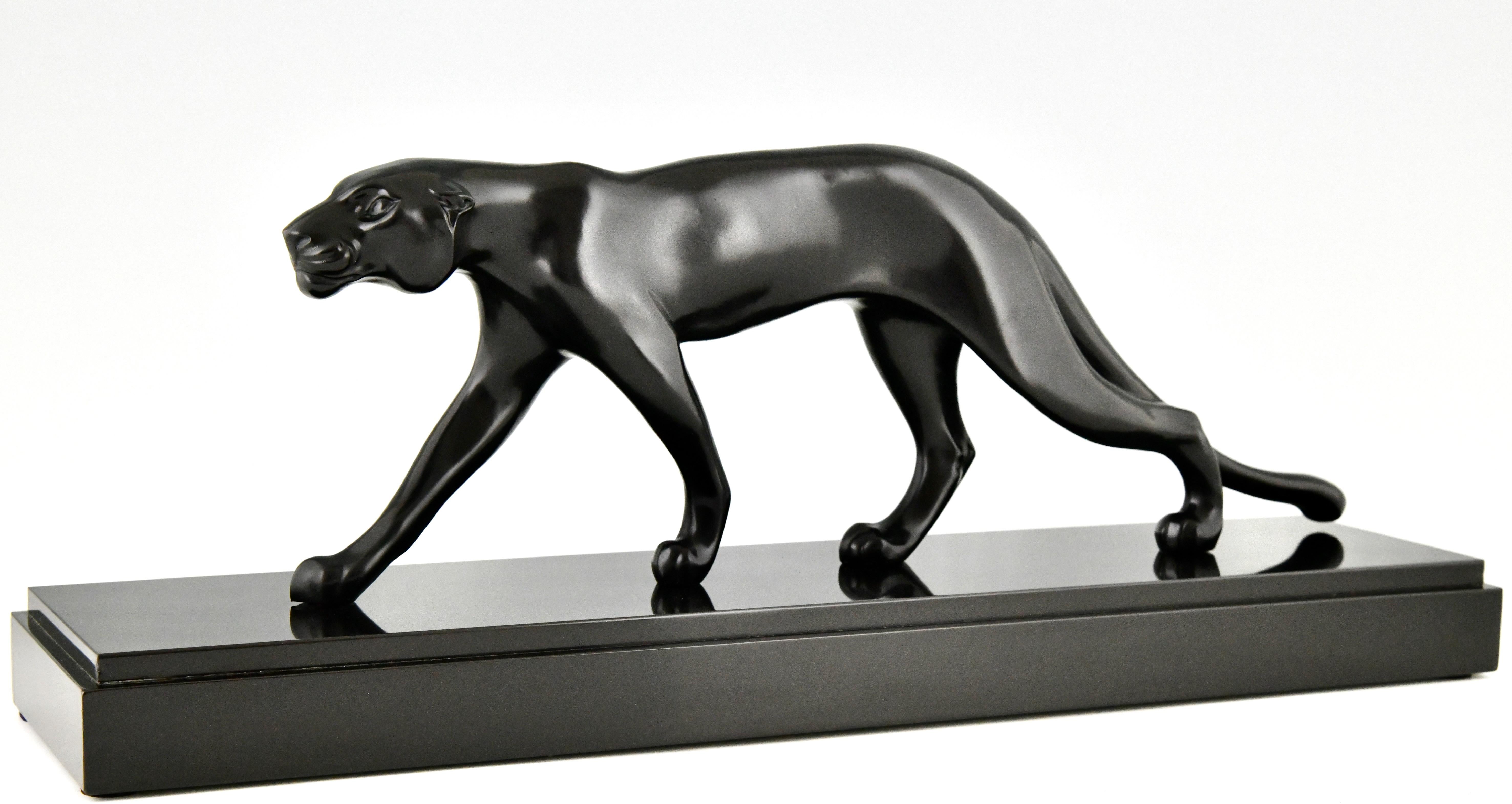 Scultura Art Deco di una pantera firmata da M. Font. 
Metal Art patinato su una base di marmo nero belga. 
Francia ca. 1930.