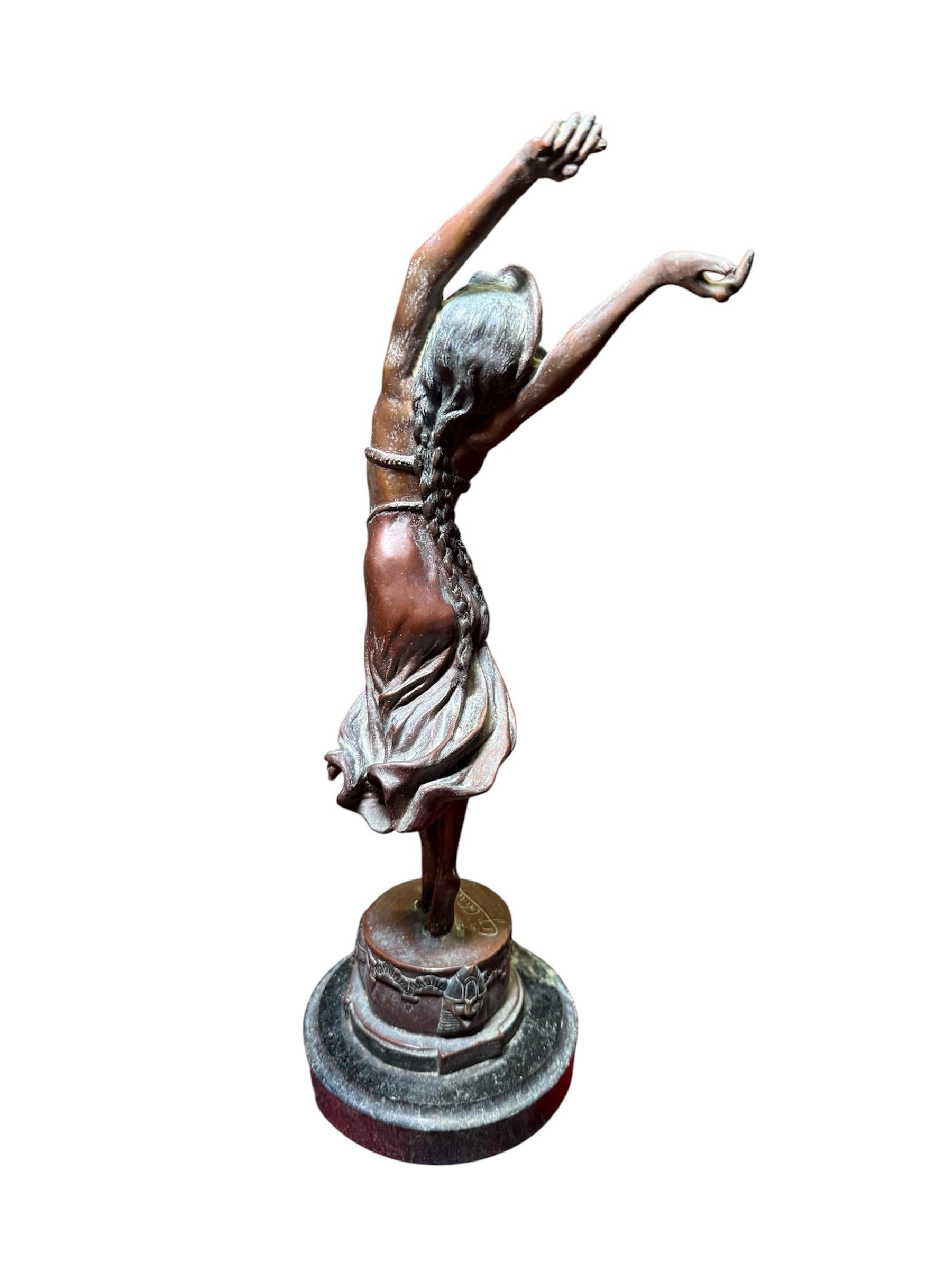 Français Sculpture Art Déco d'une danseuse déhanchée d'après Claire Collinet en vente