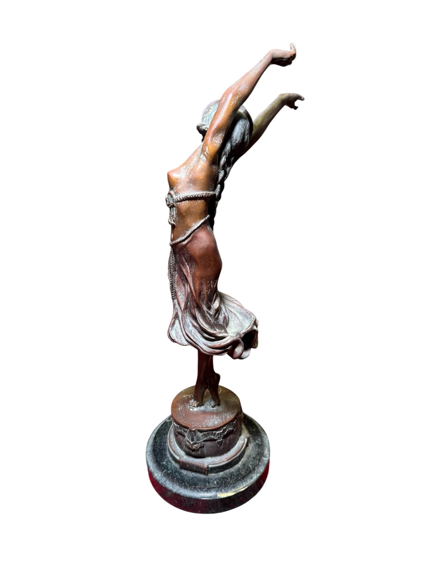 Sculpture Art Déco d'une danseuse déhanchée d'après Claire Collinet Bon état - En vente à Guaynabo, PR