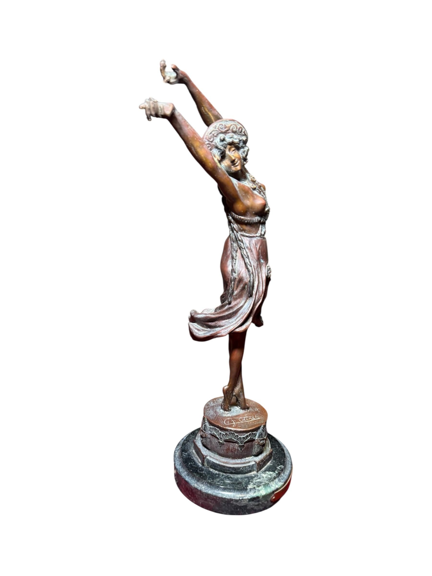 20ième siècle Sculpture Art Déco d'une danseuse déhanchée d'après Claire Collinet en vente
