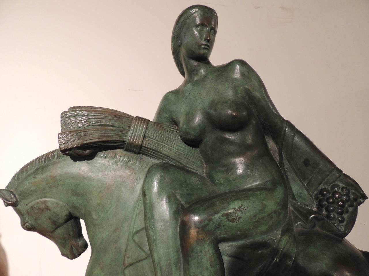 Art Deco Sculpture of a Woman on a Horse by Alphonse Darville Bronze (Mitte des 20. Jahrhunderts)