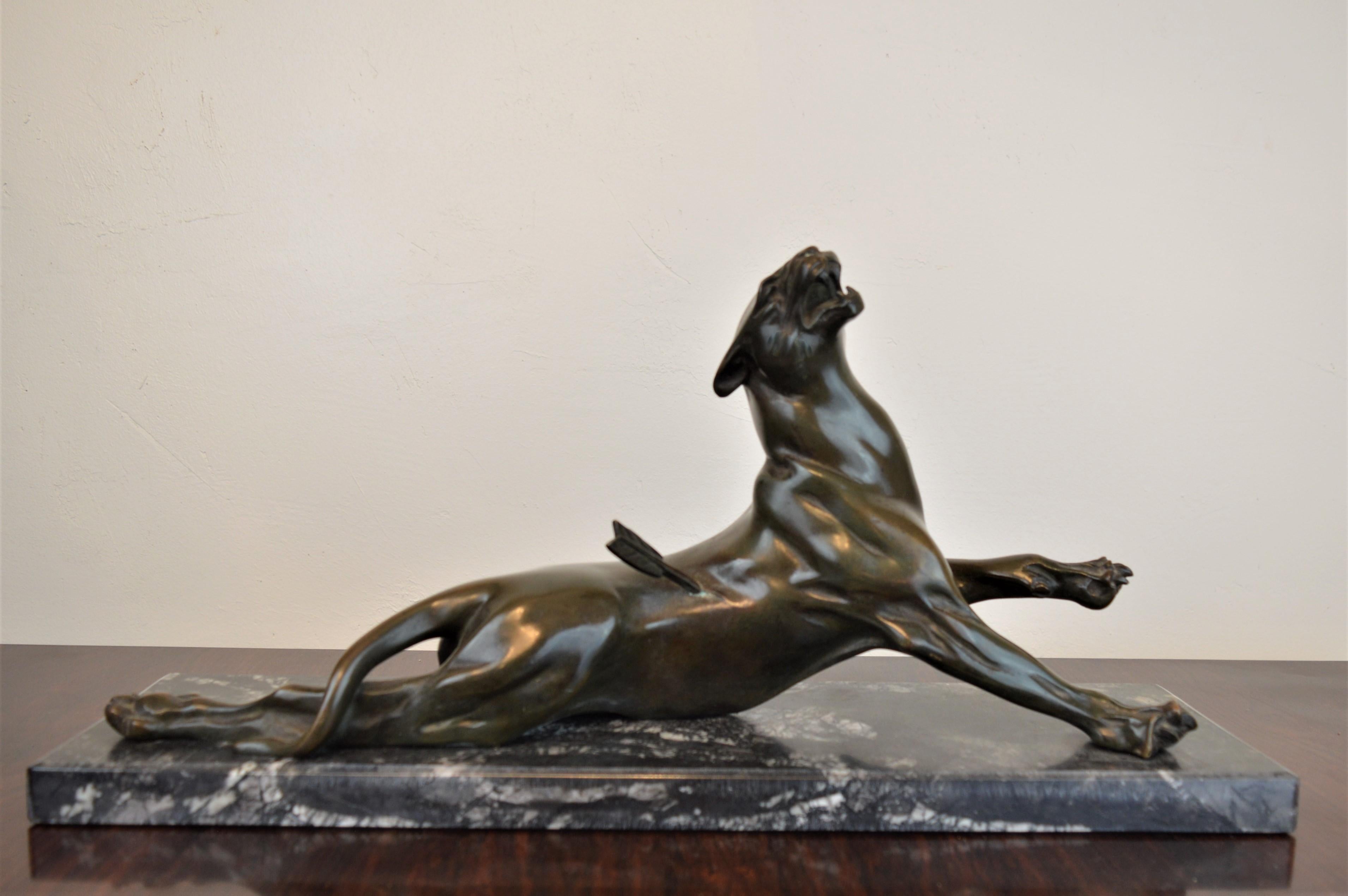 Art Deco Sculpture of a Wounded Panther in Bronze im Zustand „Gut�“ in Castenray, NL