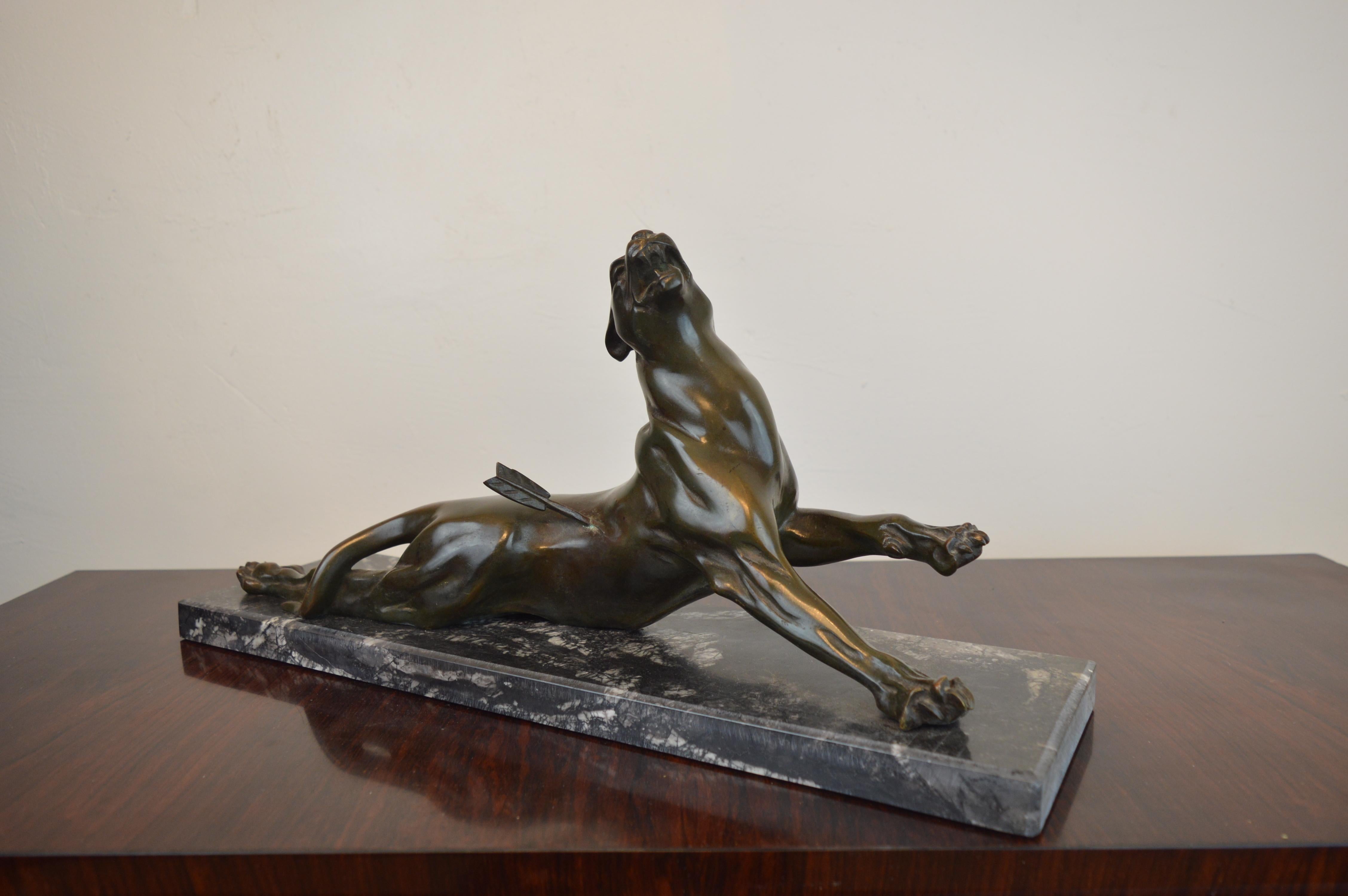 Art Deco Sculpture of a Wounded Panther in Bronze (Mitte des 20. Jahrhunderts)