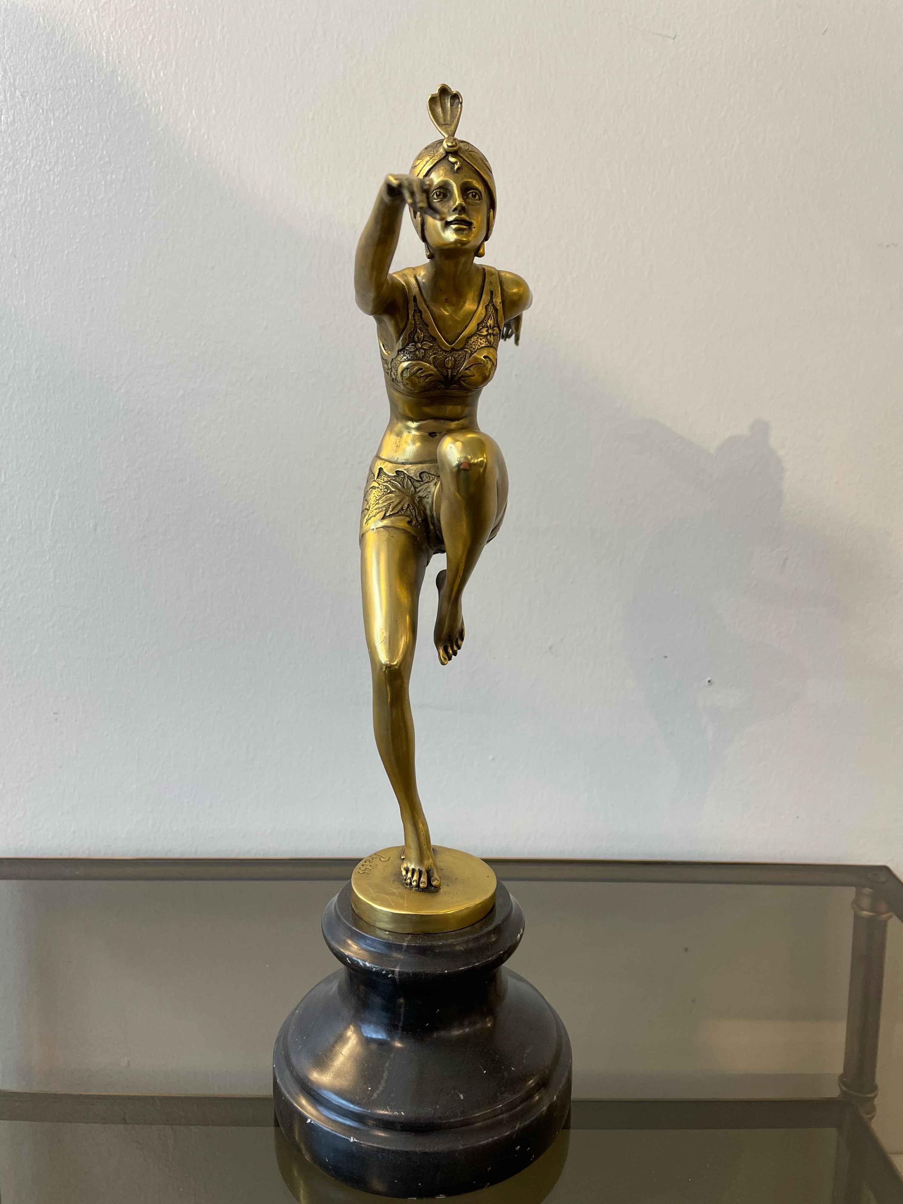 Sculpture Art déco d'une ballerine en bronze doré par Preiss.

La sculpture présente de nombreux détails sur l'ensemble de la figure.

Dimensions : H 38 cm - base diam. 12 cm