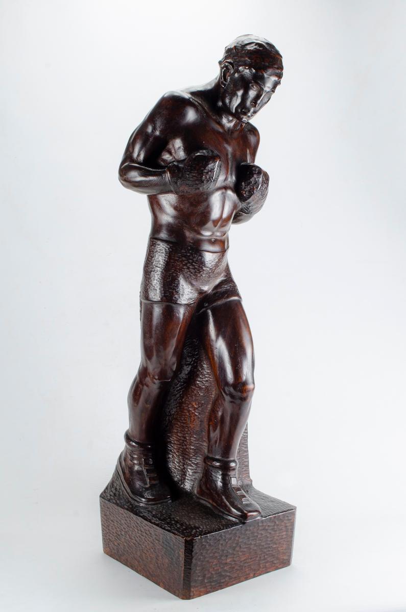 Art Deco sculpture of boxer in wood
high quality sculpture
Art Deco Style Circa 1940
Origin Europe without visible signature
Carved from heavy hard wood
Without restoration in perfect condition
beautiful wood carving.
