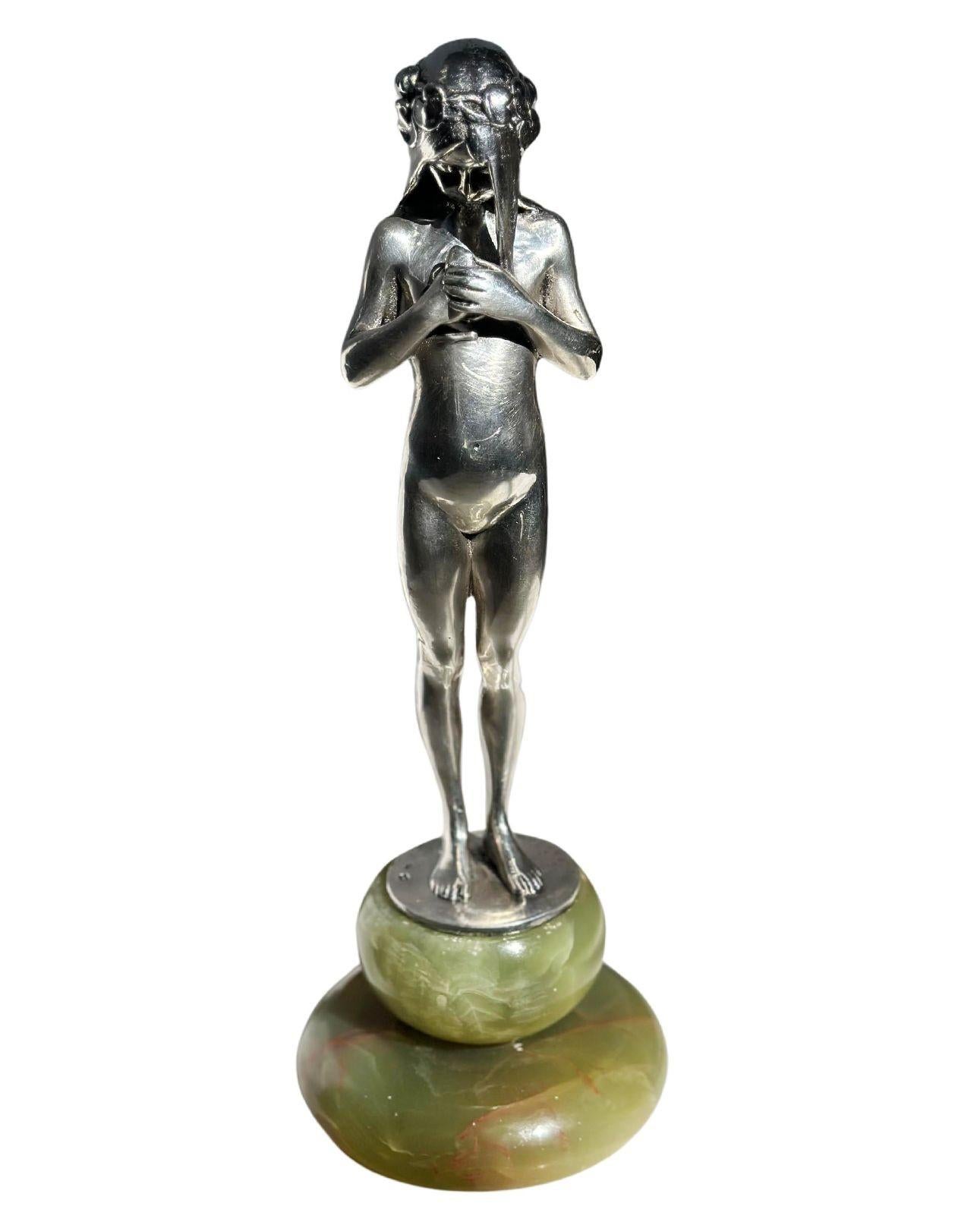 Splendida scultura in argento Art Deco *84 raffigurante una ragazza che tiene in mano una rana; poggia su una seducente base in onice verde. Realizzato da Eugene Wagner (tedesco, 1871-1942). Include timbro della fonderia, firma e marchio