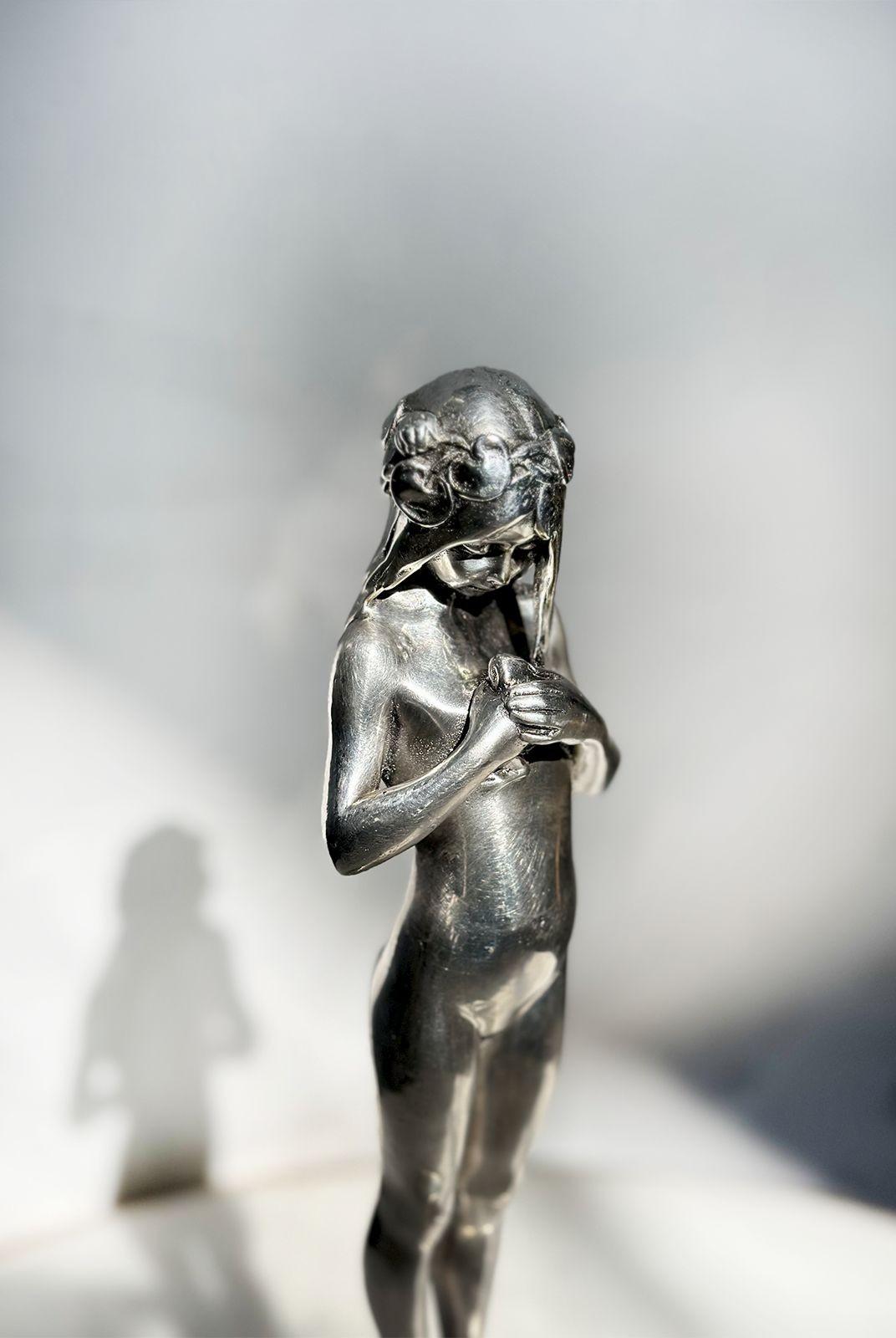 Inizio XX secolo Scultura Art Deco di ragazza e rana di Eugene Wagner in vendita