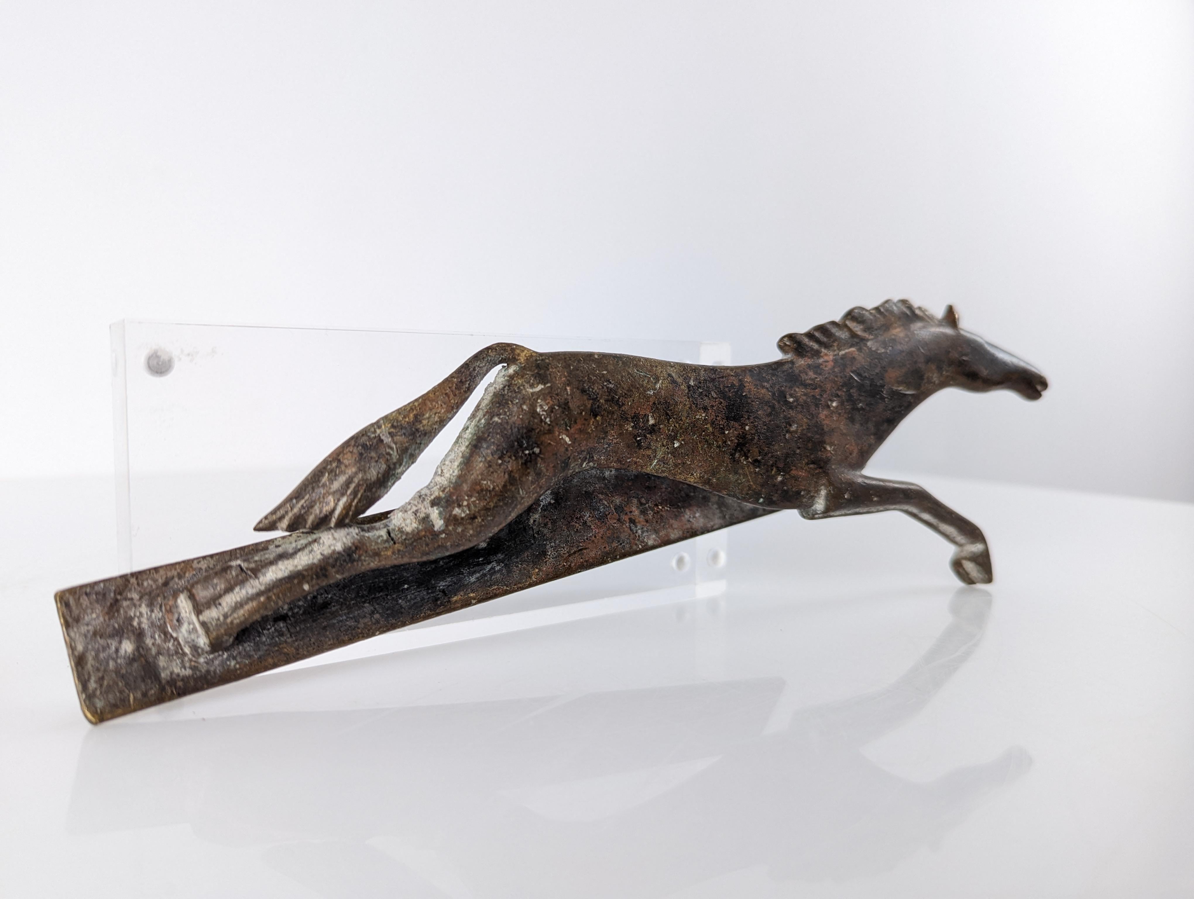 Ancienne sculpture Art déco d'un cheval sauteur attribuée au grand artiste autrichien Karl Hagenauer (1898-1956) une œuvre d'excellente qualité qui nous offre une belle patine sculptée par le passage du temps.