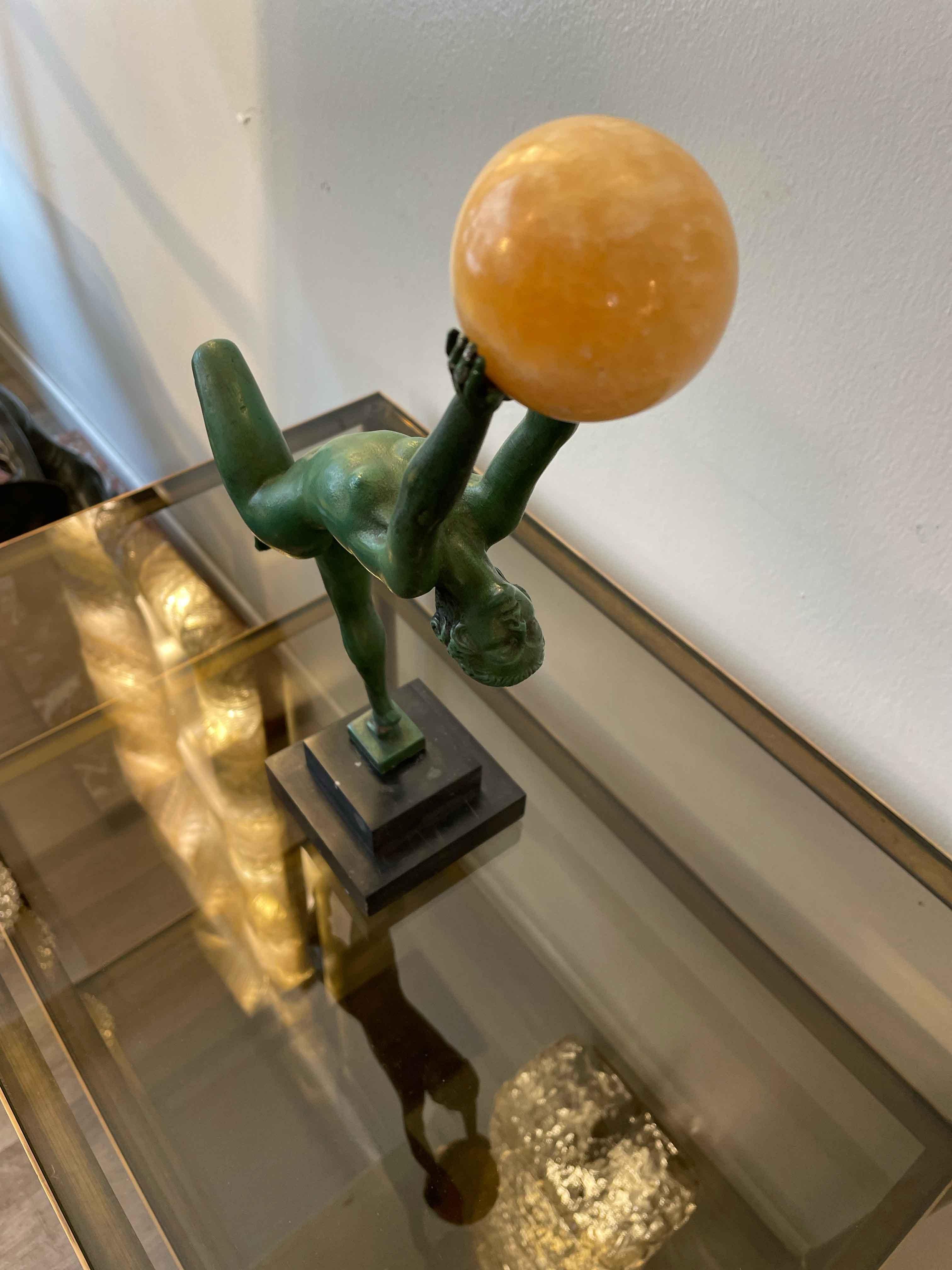 Milieu du XXe siècle Sculpture Art Déco de Juggler en bronze patiné signée Le Verrier en vente