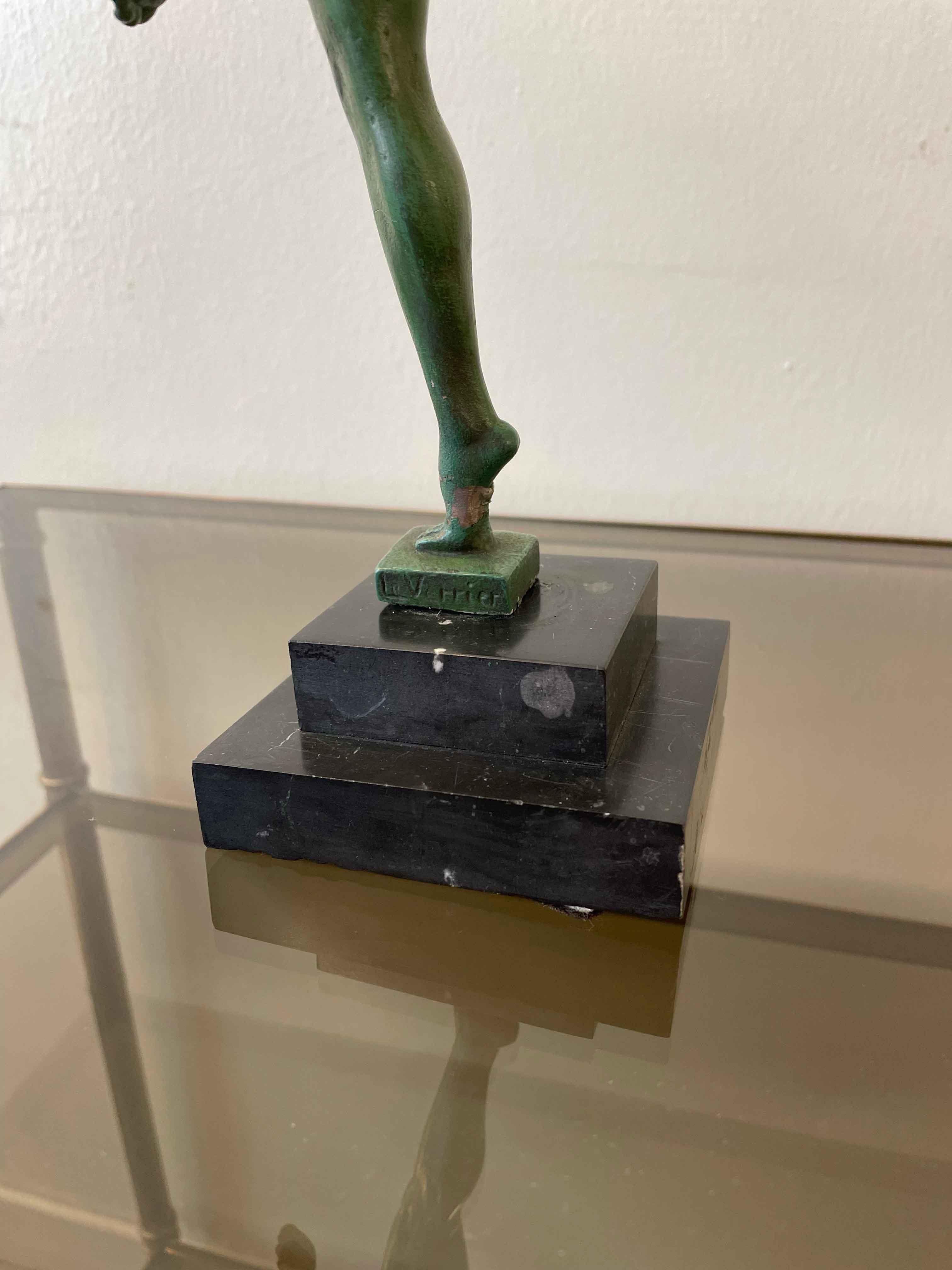 Bronze Sculpture Art Déco de Juggler en bronze patiné signée Le Verrier en vente