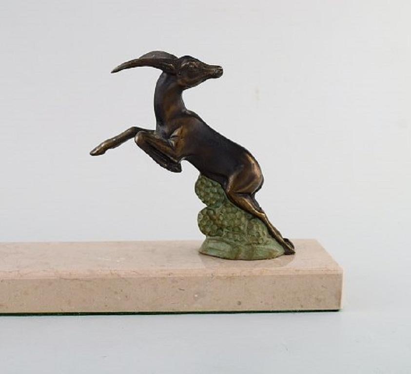Art Deco sculpture of jumping bucks in patinated metal on a marble base. 1930s.
In very good condition. Beautiful patina.
Measures: 37 x 13.5 cm.





  