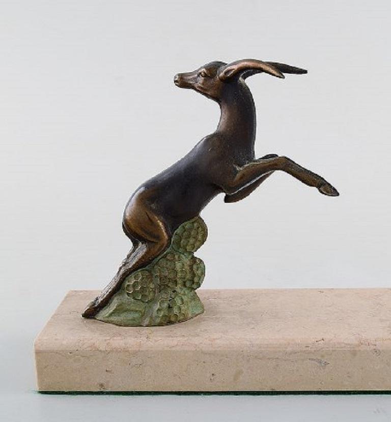 Art-Déco-Skulptur eines springenden Bocks aus patiniertem Metall auf Marmorsockel:: 1930er Jahre (Art déco) im Angebot
