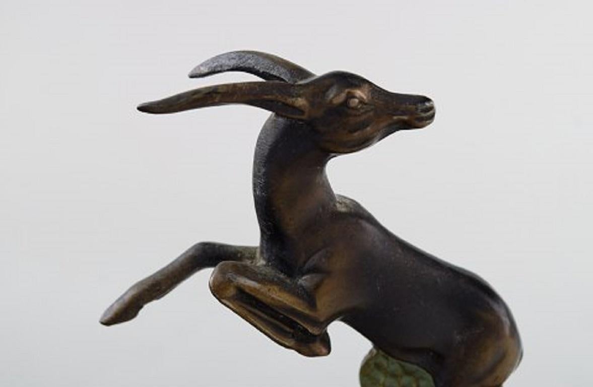 Art-Déco-Skulptur eines springenden Bocks aus patiniertem Metall auf Marmorsockel:: 1930er Jahre (Unbekannt) im Angebot