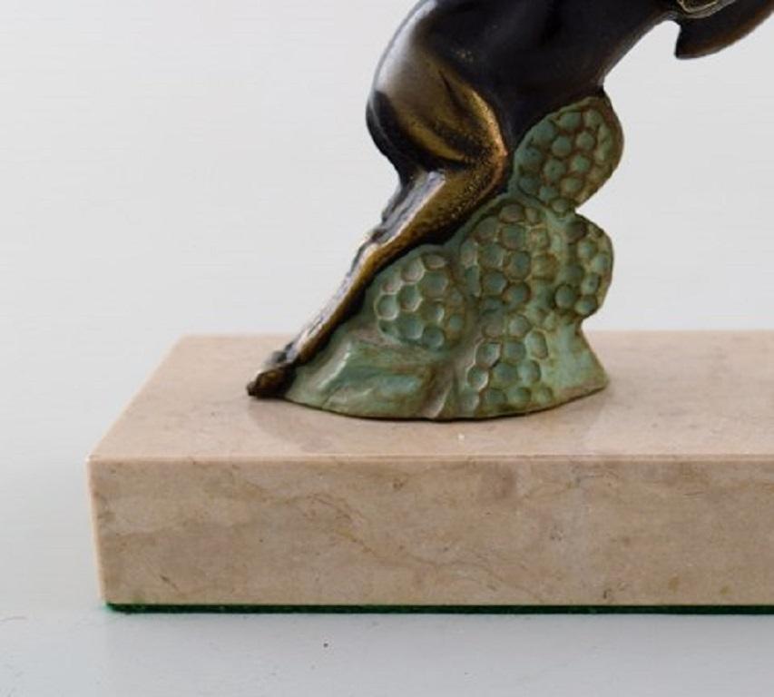 Sculpture Art Déco de daims sauteurs en métal patiné sur socle en marbre:: années 1930 Bon état - En vente à Copenhagen, DK