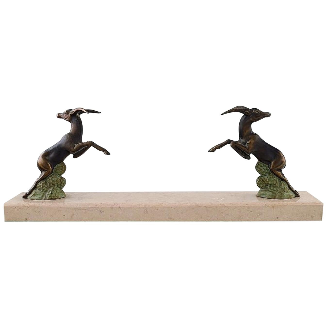 Sculpture Art Déco de daims sauteurs en métal patiné sur socle en marbre:: années 1930 en vente