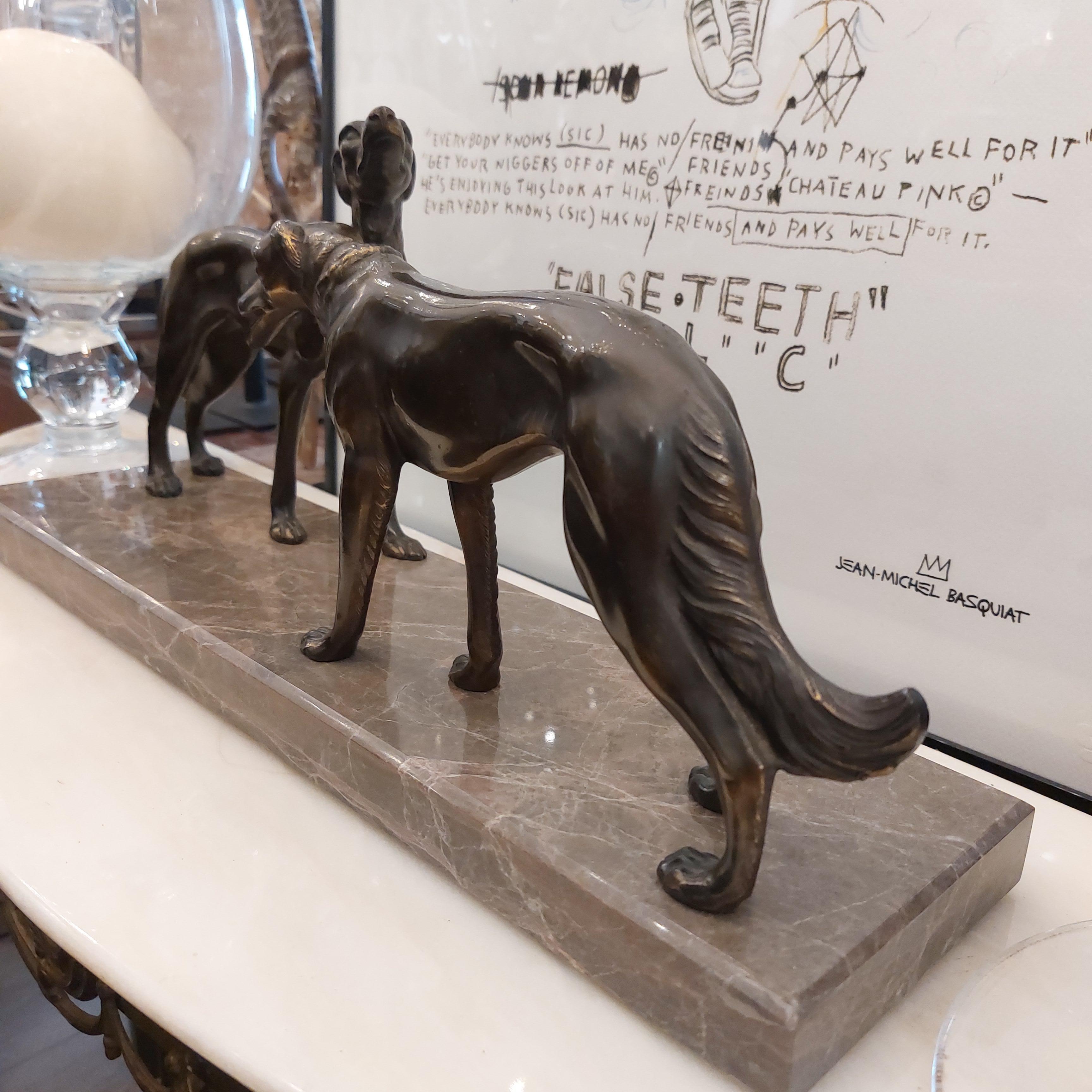Art Deco sculpture of two dogs in marble and patinated bronze, 1930's In Good Condition In NICE, FR