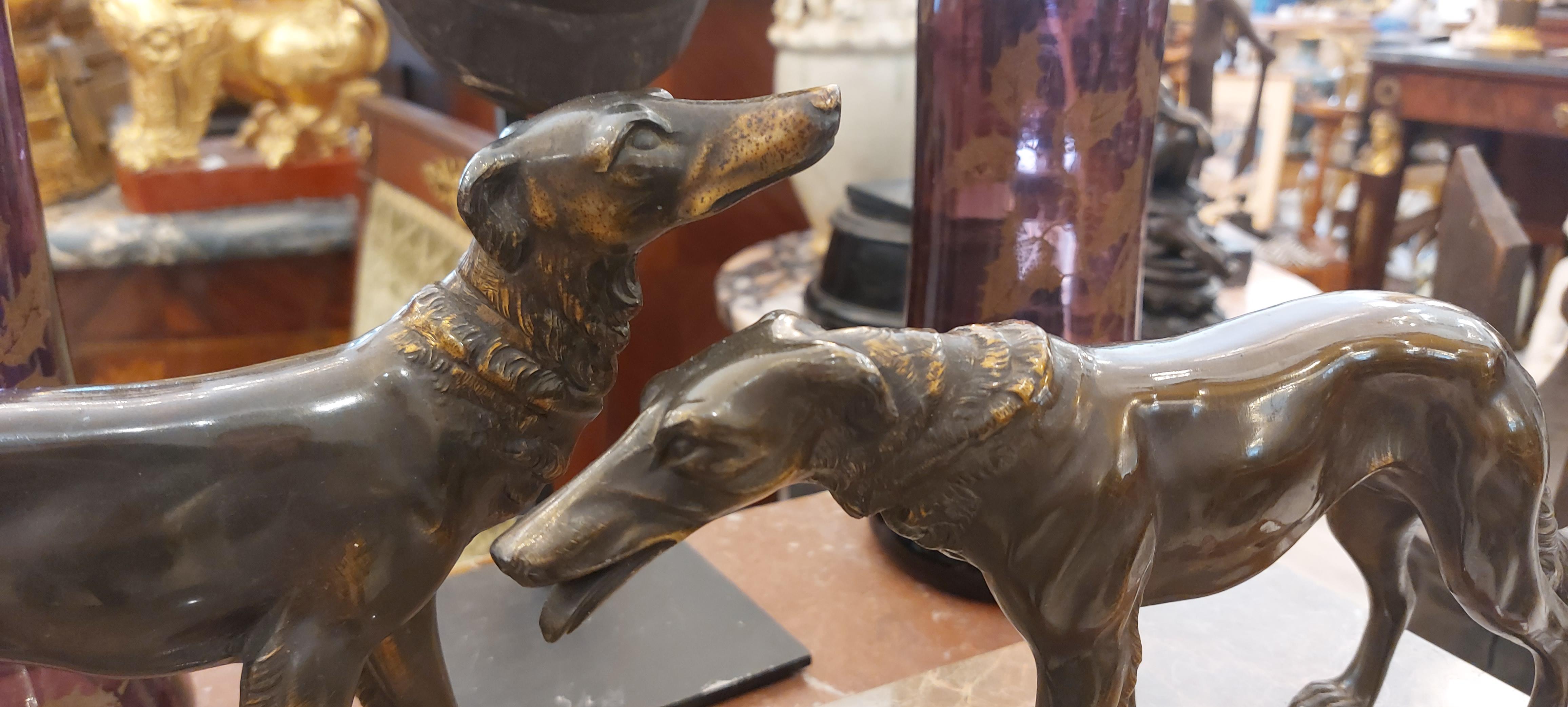 Bronze Art Deco sculpture of two dogs in marble and patinated bronze, 1930's