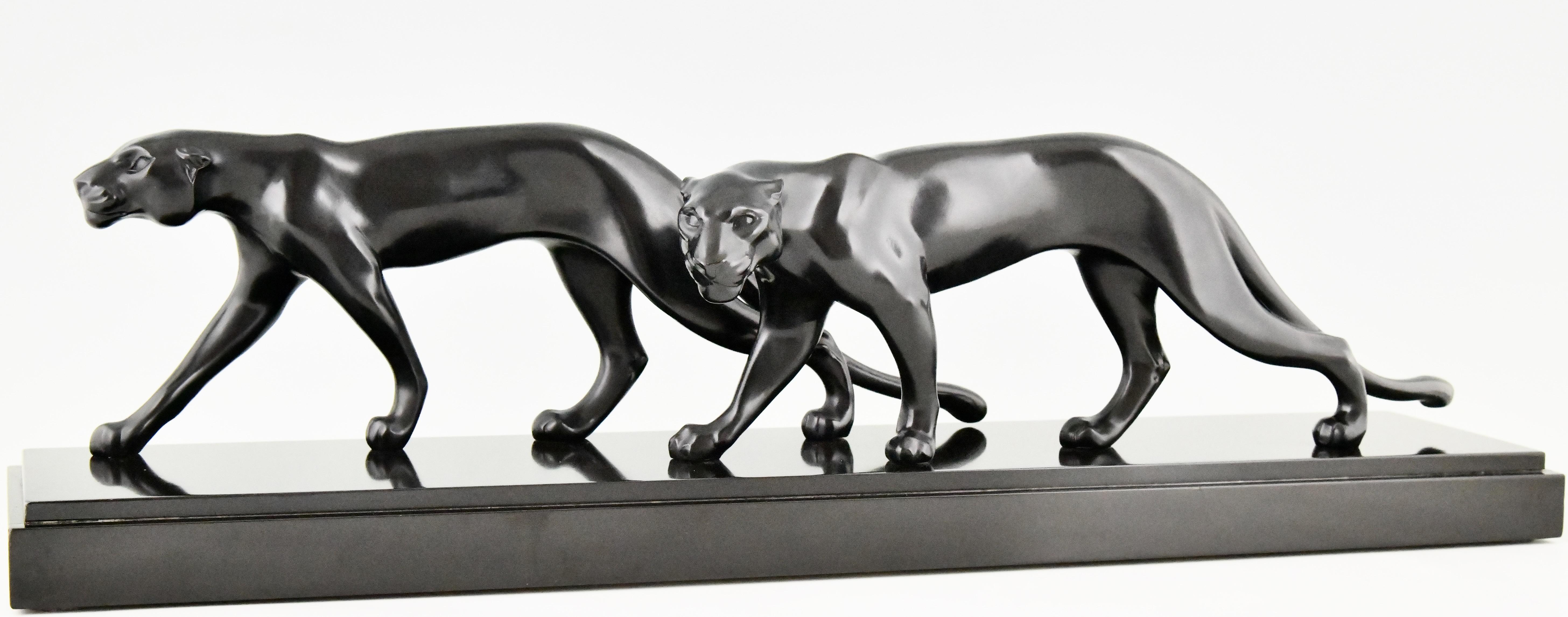 Eine beeindruckende Art-Déco-Skulptur mit zwei dynamischen Panthern, die um 1930 von dem französischen Künstler M. Font geschaffen wurde. Dieses elegante Stück fängt die Kraft und Anmut der majestätischen Tiere in einer eleganten, stilisierten Form