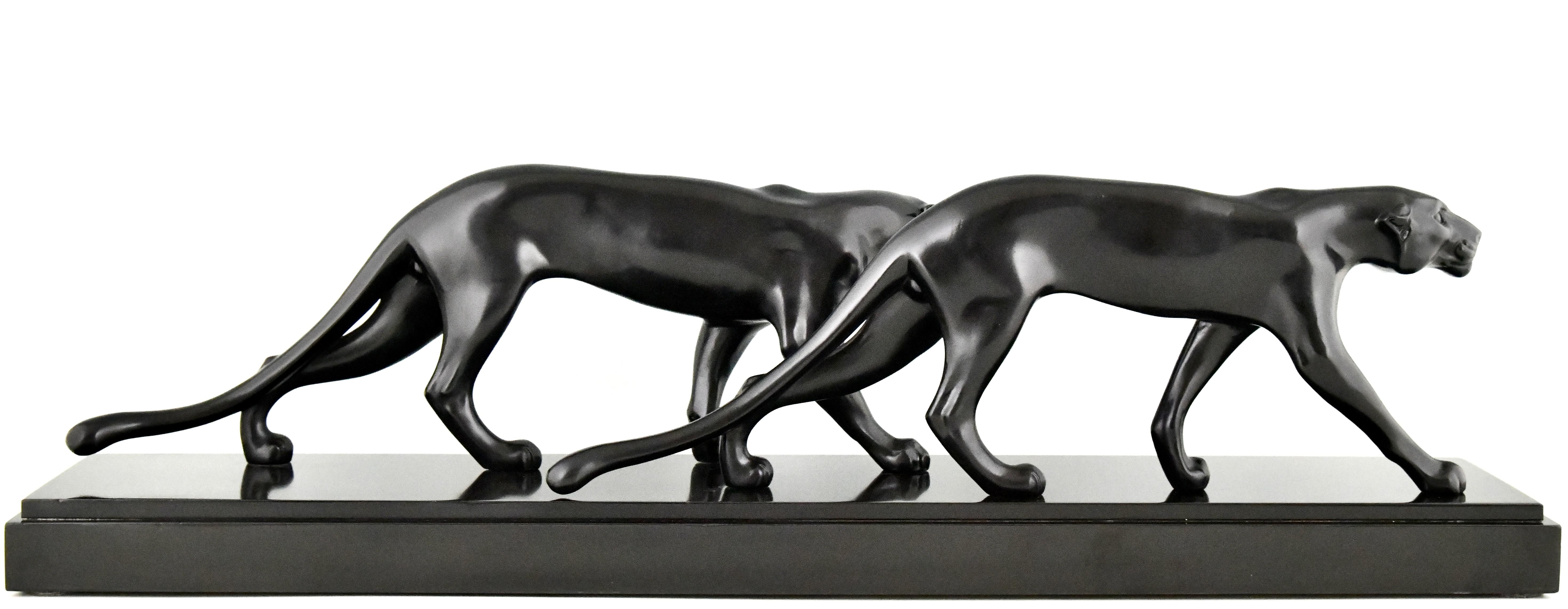 Art-Déco-Skulptur von zwei Panthern von M. Font, Frankreich 1930 (Patiniert) im Angebot