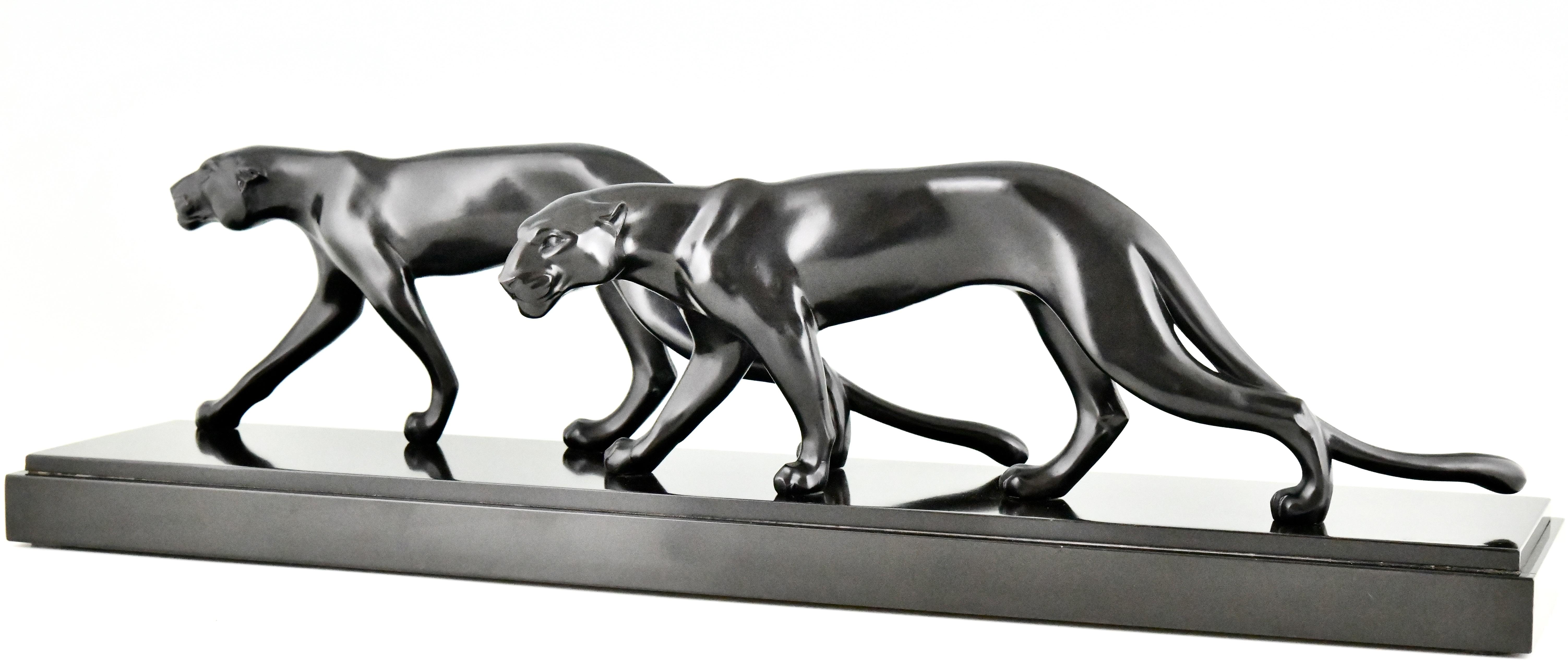 Art-Déco-Skulptur von zwei Panthern von M. Font, Frankreich 1930 (Metall) im Angebot