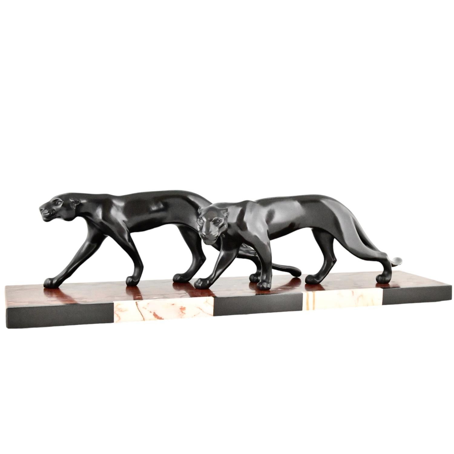 Sculpture art déco de deux panthères signée par M. Font. 
Métal d'art patiné sur base en marbre avec incrustation. 
France ca. 1930. 