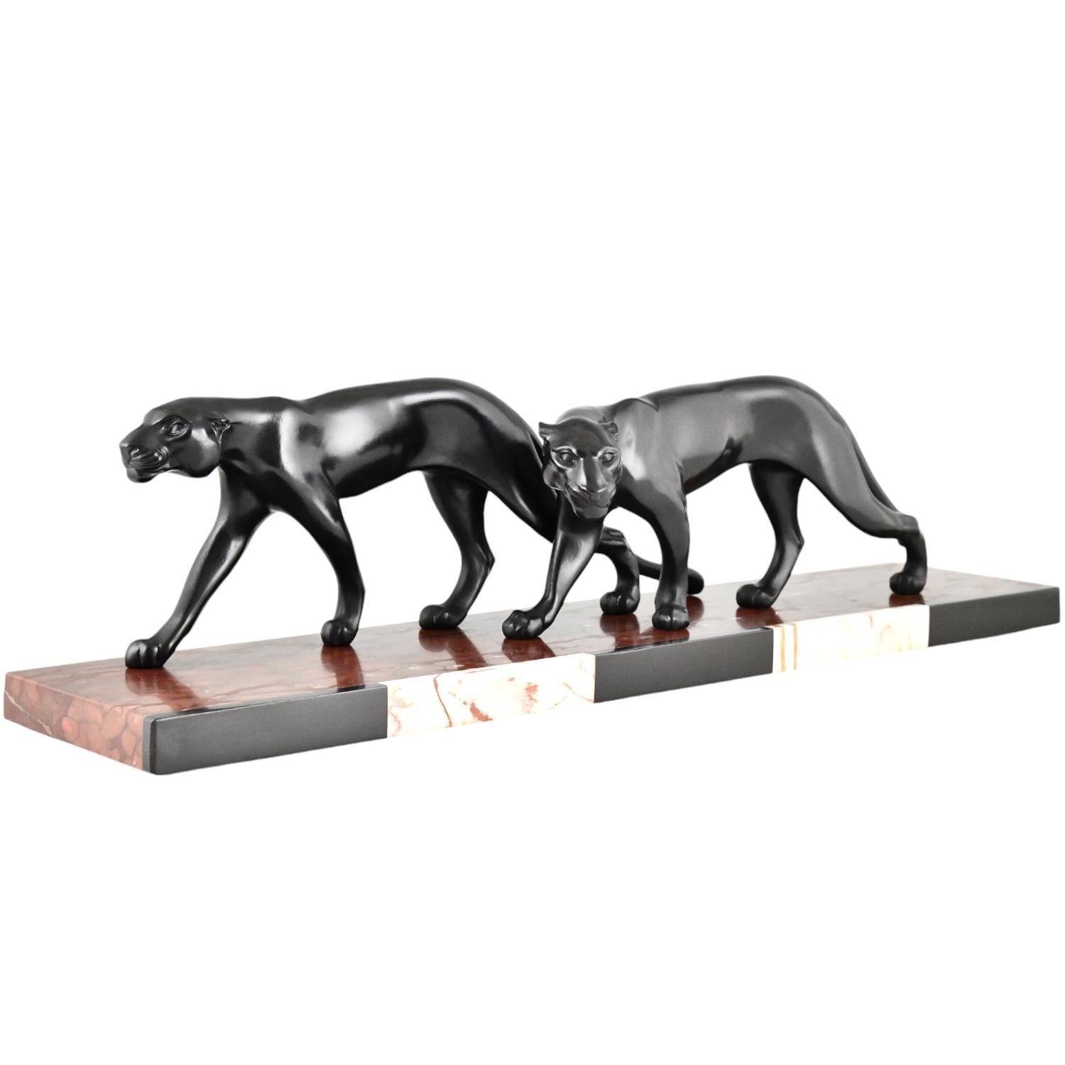 Français Sculpture Art déco de deux panthères signée par M. Font, France 1930.