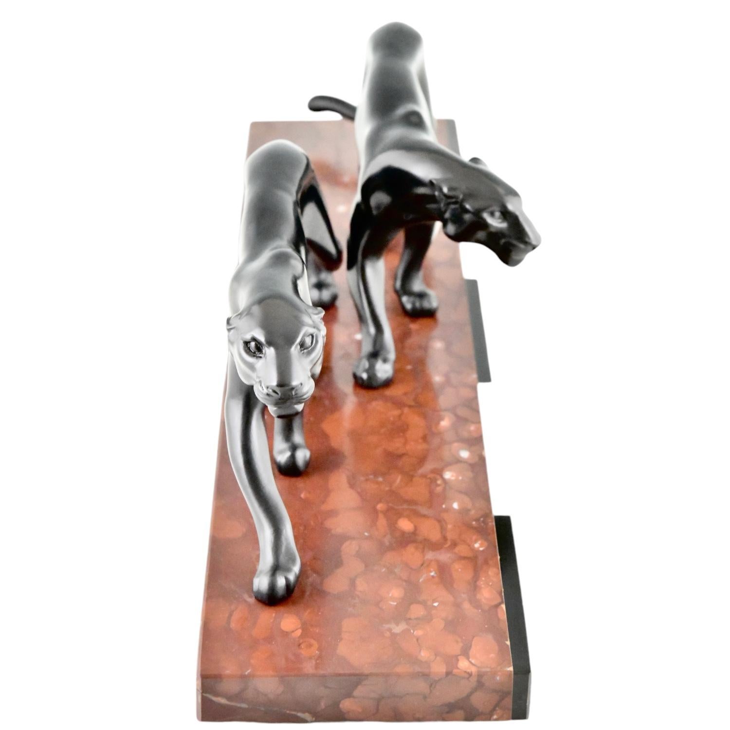 Patiné Sculpture Art déco de deux panthères signée par M. Font, France 1930.