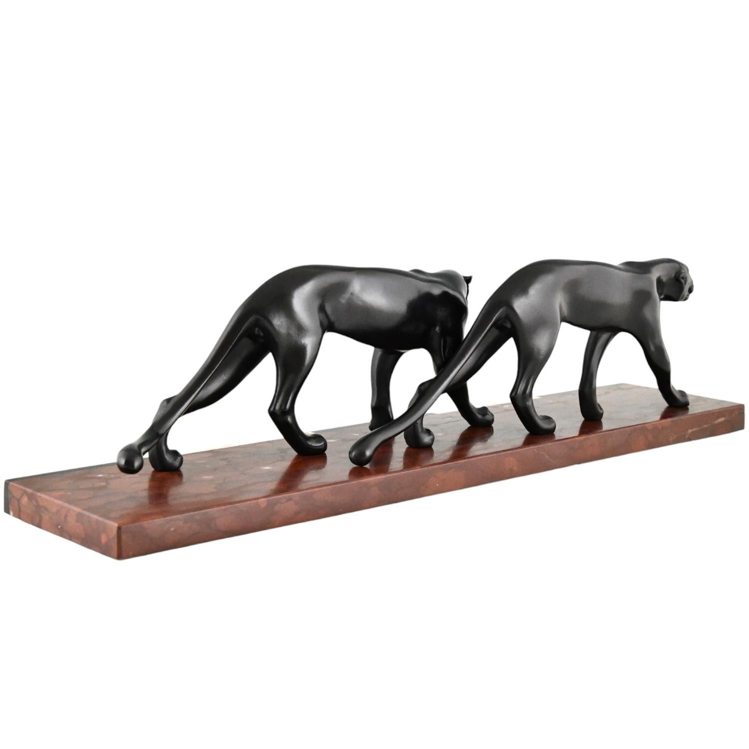 Milieu du XXe siècle Sculpture Art déco de deux panthères signée par M. Font, France 1930.