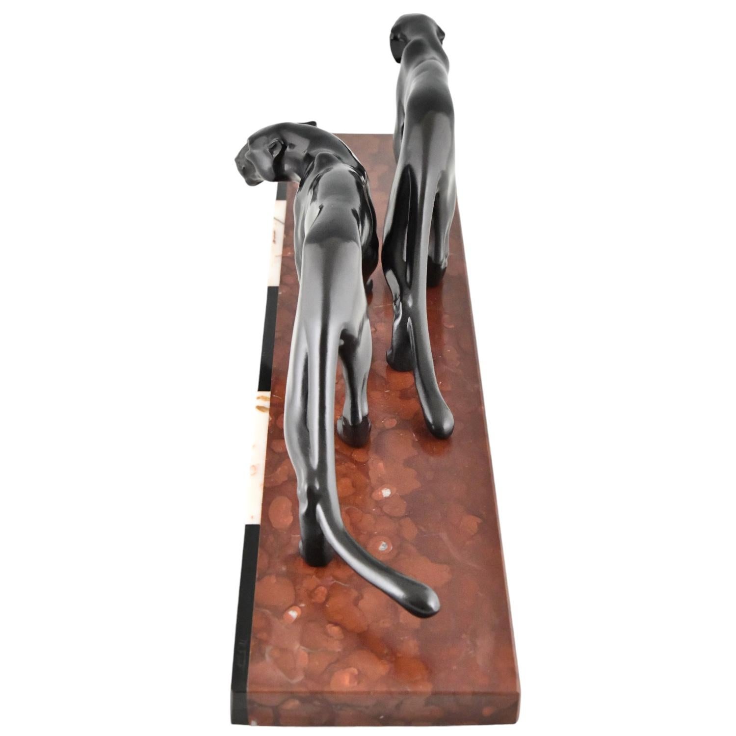 Métal Sculpture Art déco de deux panthères signée par M. Font, France 1930.