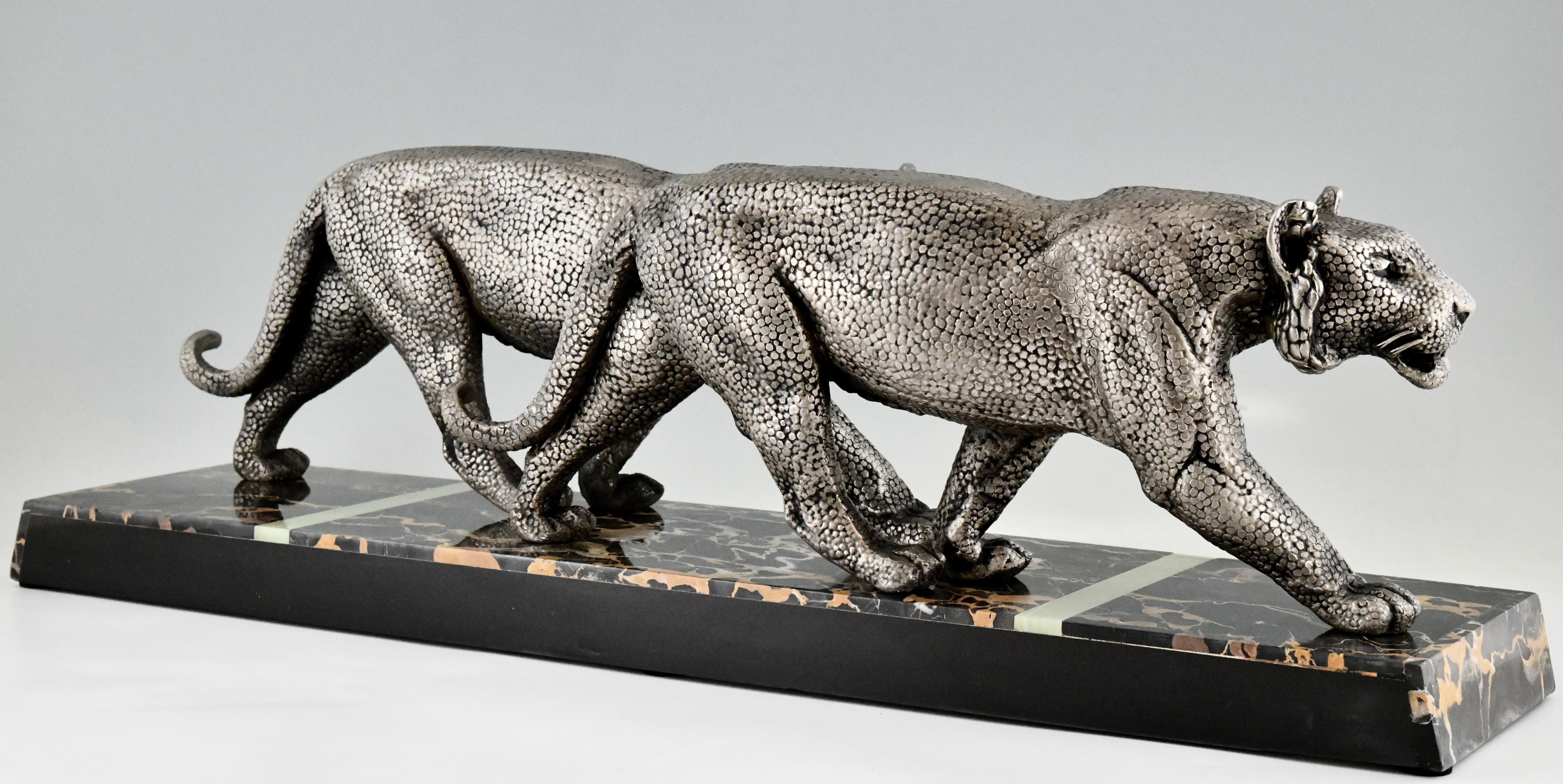 Art Deco sculpture of two panthers signed by Rulas France 1930 L. 32 inch.  In Good Condition In Antwerp, BE
