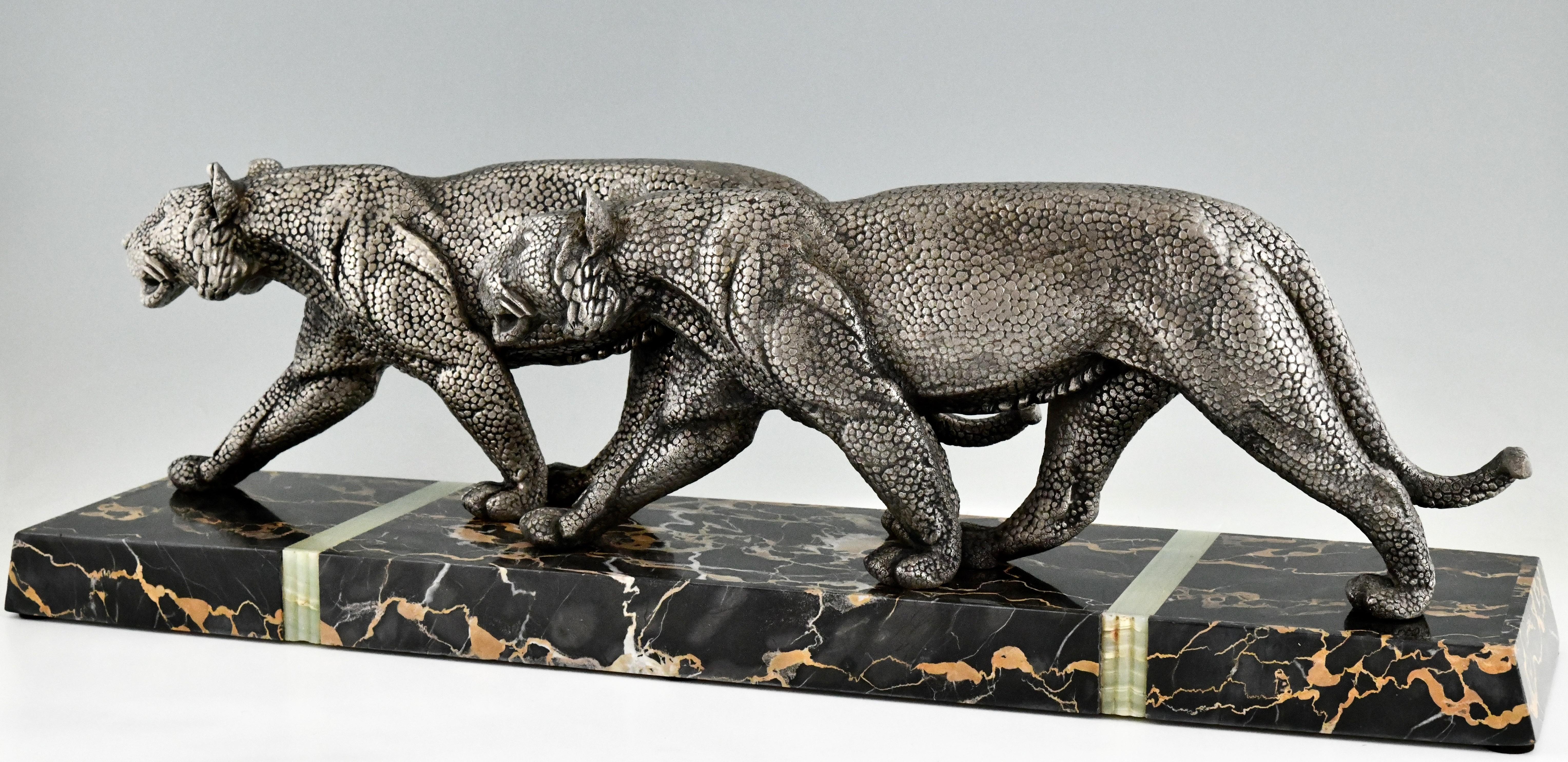 Sculpture Art Déco de deux panthères signée par Rulas France 1930 L. 32 pouces. 2