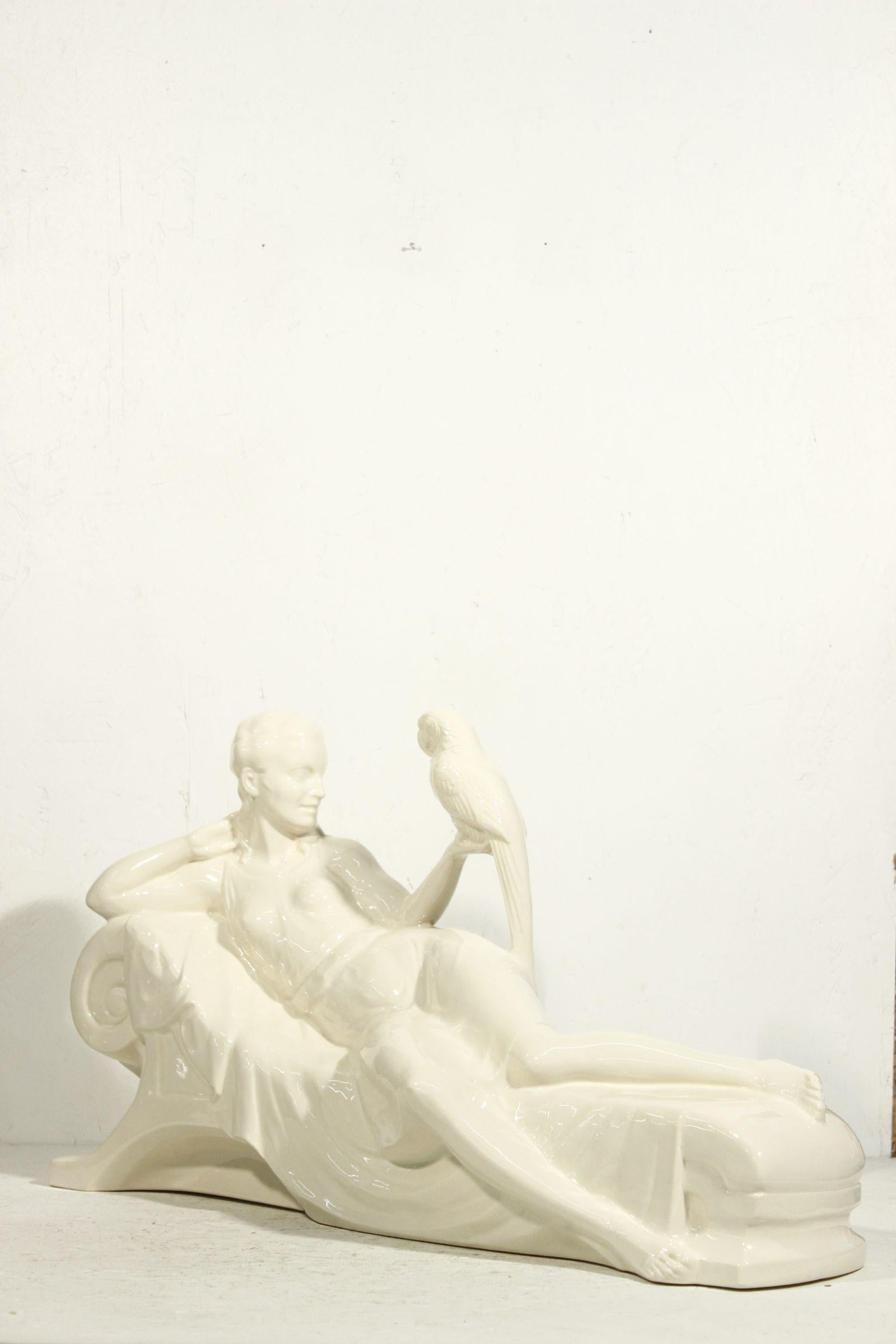 Art déco Sculpture art-déco de femme et perroquet en faïence de Sarreguemines 1930 en vente