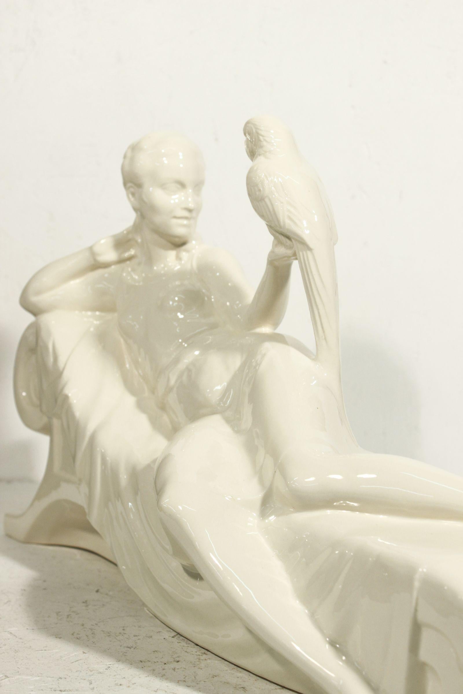 Sculpture art-déco de femme et perroquet en faïence de Sarreguemines 1930 en vente 1