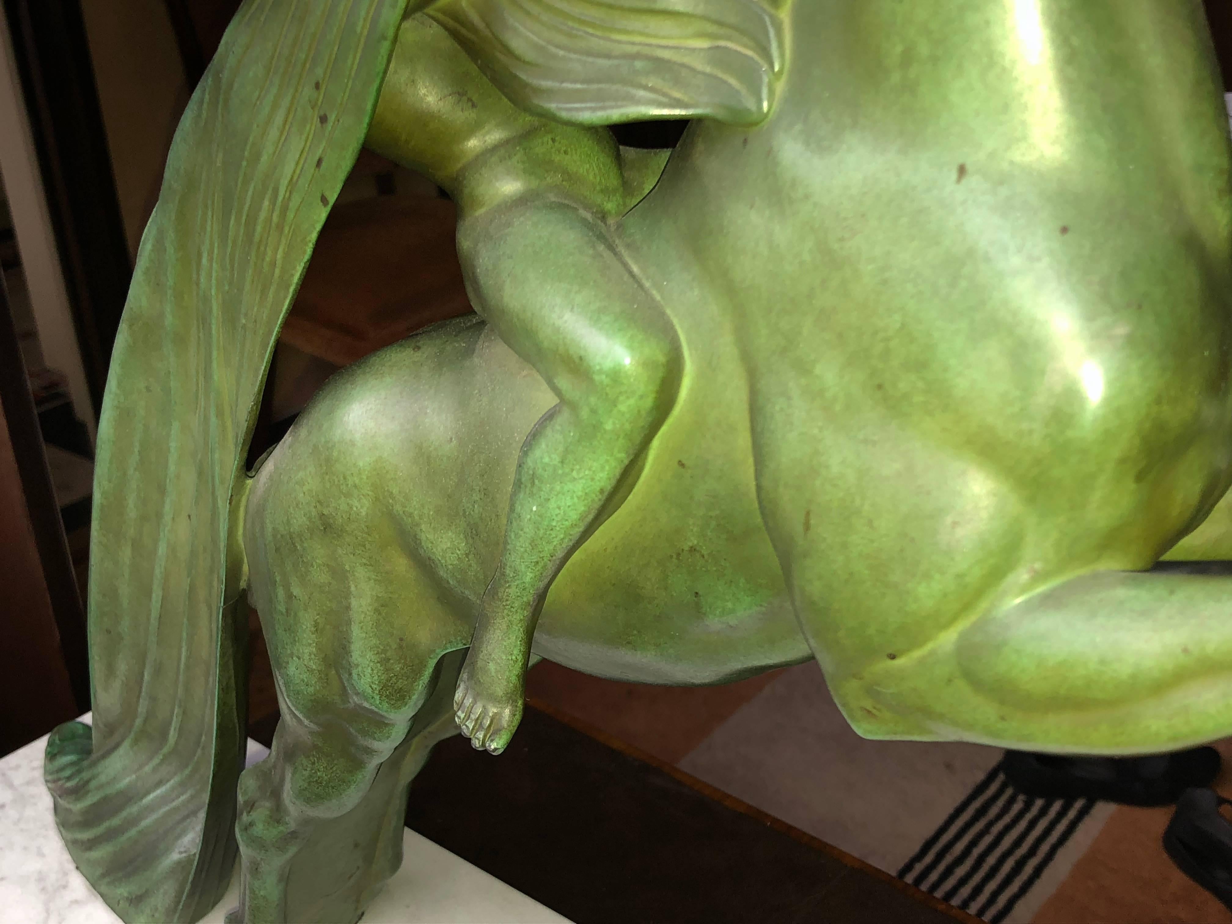 Milieu du XXe siècle Sculpture Art Déco d'une femme sur un cheval par Charles de Le Verrier