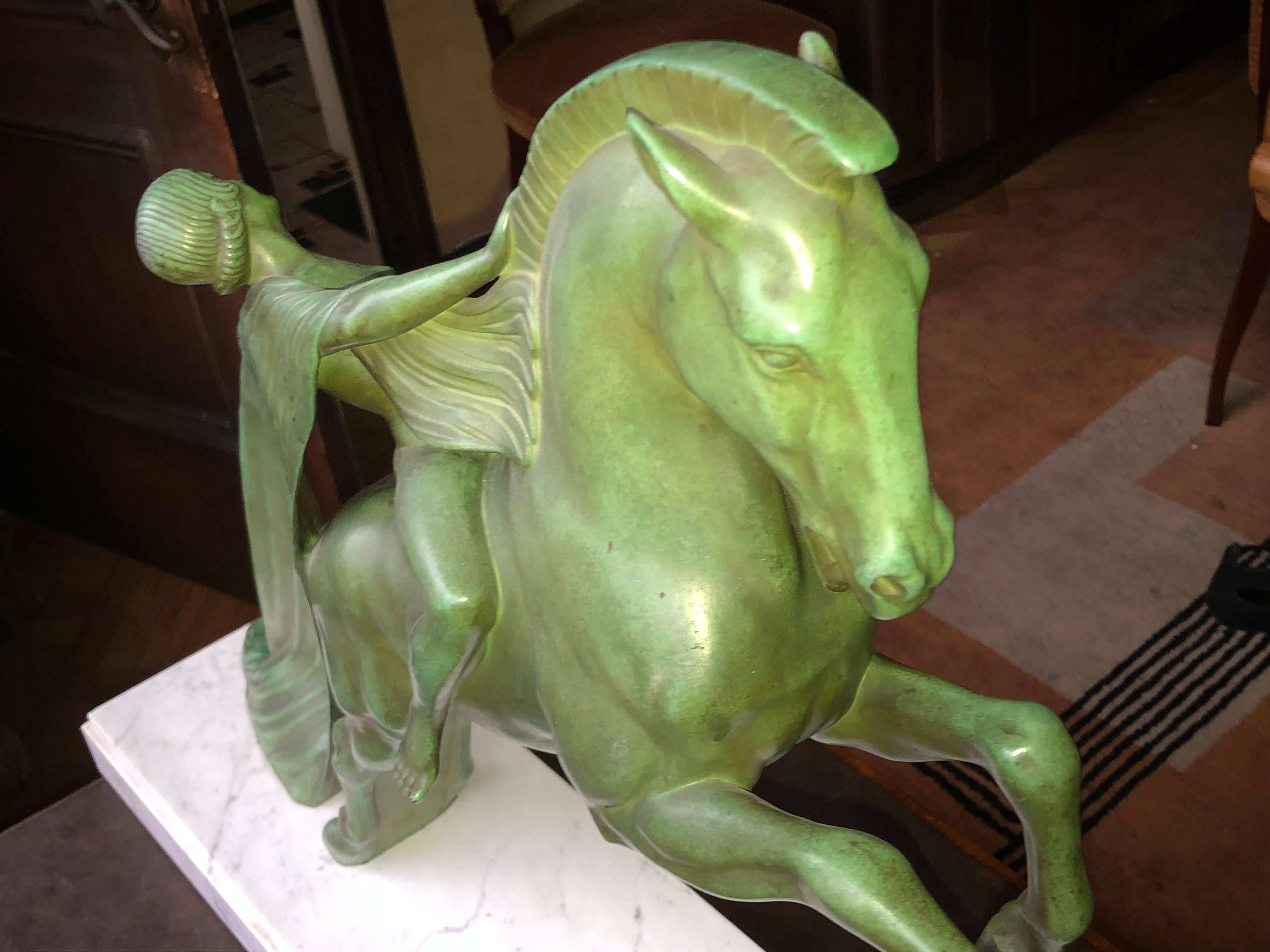 Zinc brut Sculpture Art Déco d'une femme sur un cheval par Charles de Le Verrier