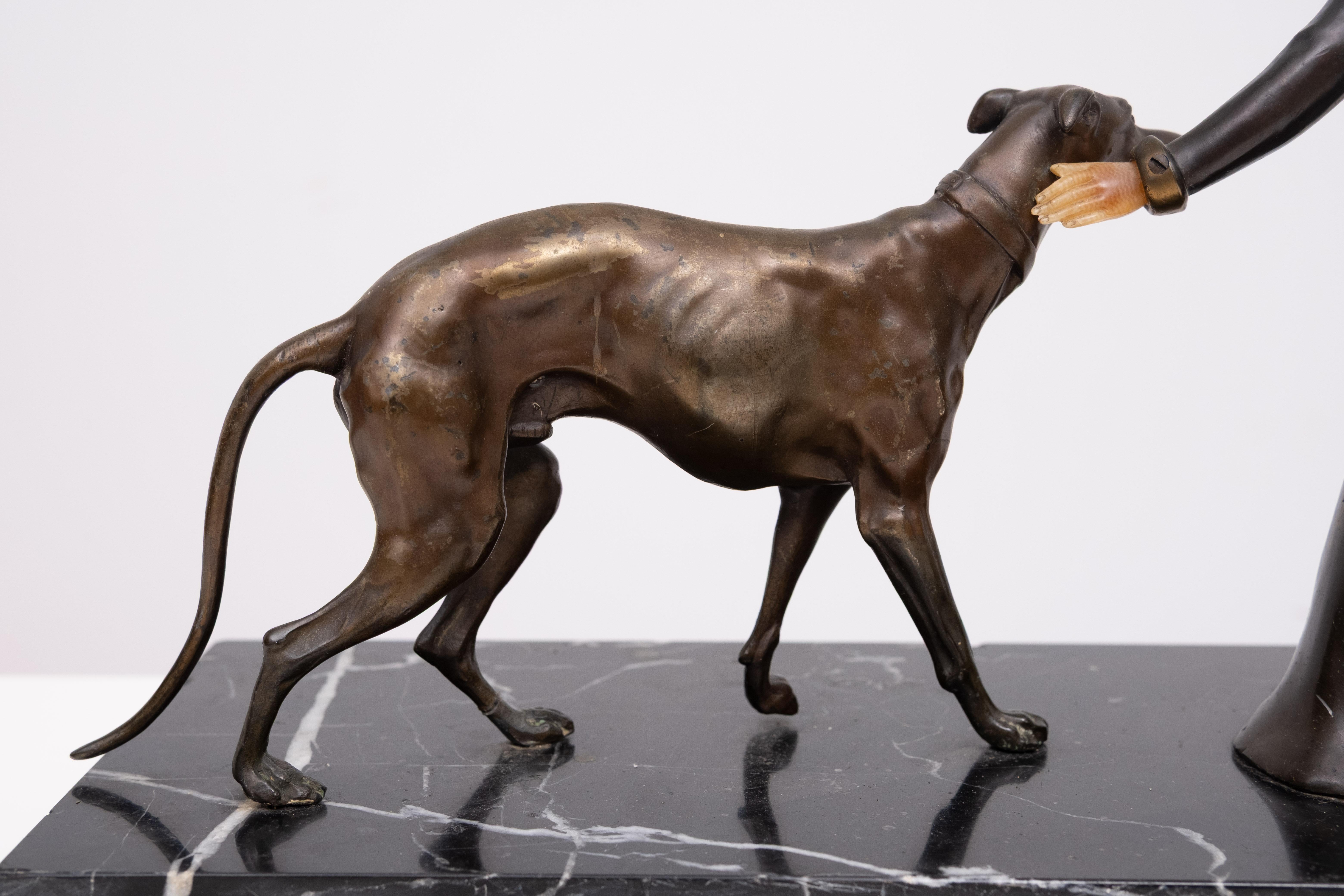 Art-Deco-Skulptur einer Frau mit Borzois 1920/30er Jahre Frankreich im Angebot 4