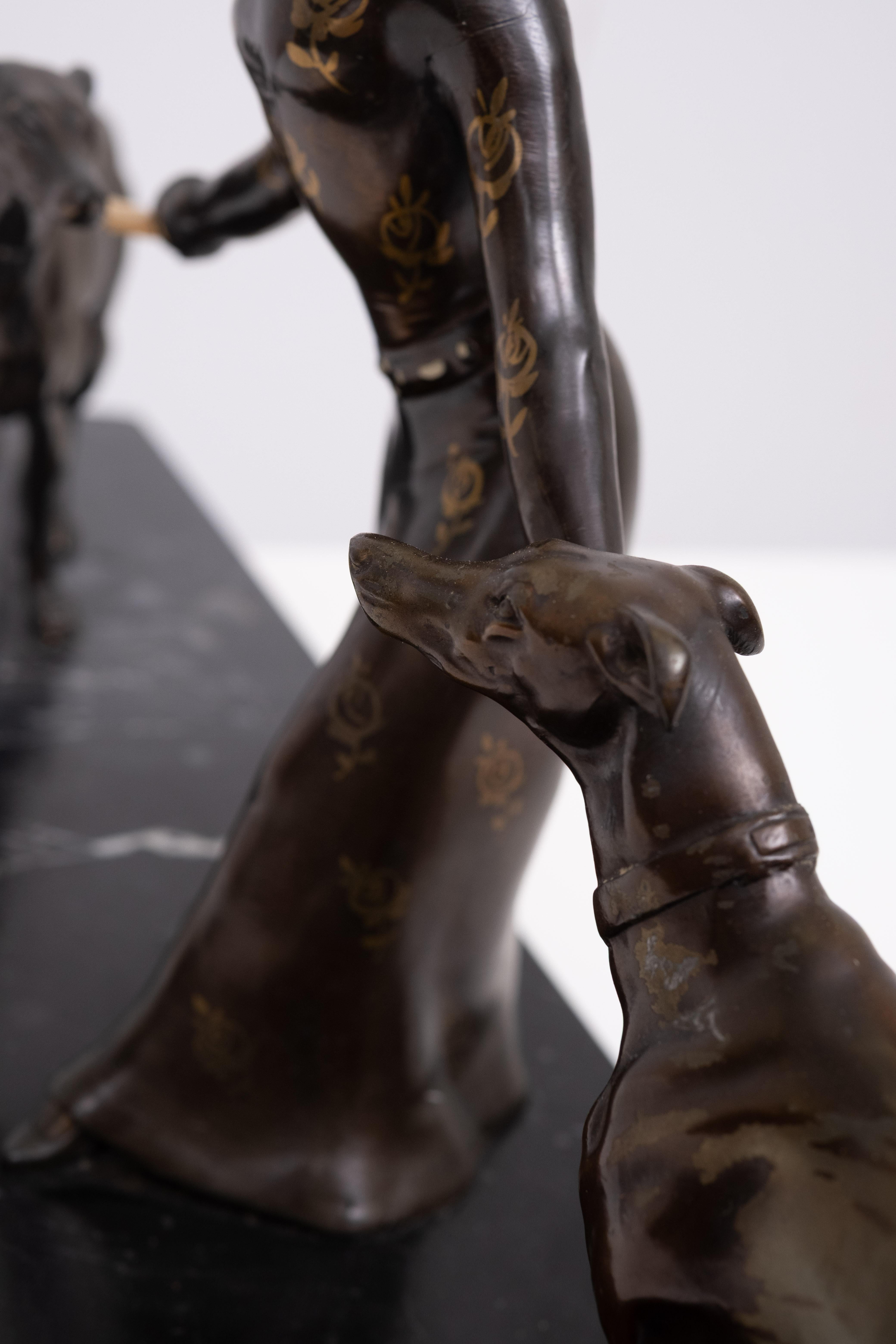 Art-Deco-Skulptur einer Frau mit Borzois 1920/30er Jahre Frankreich im Angebot 5